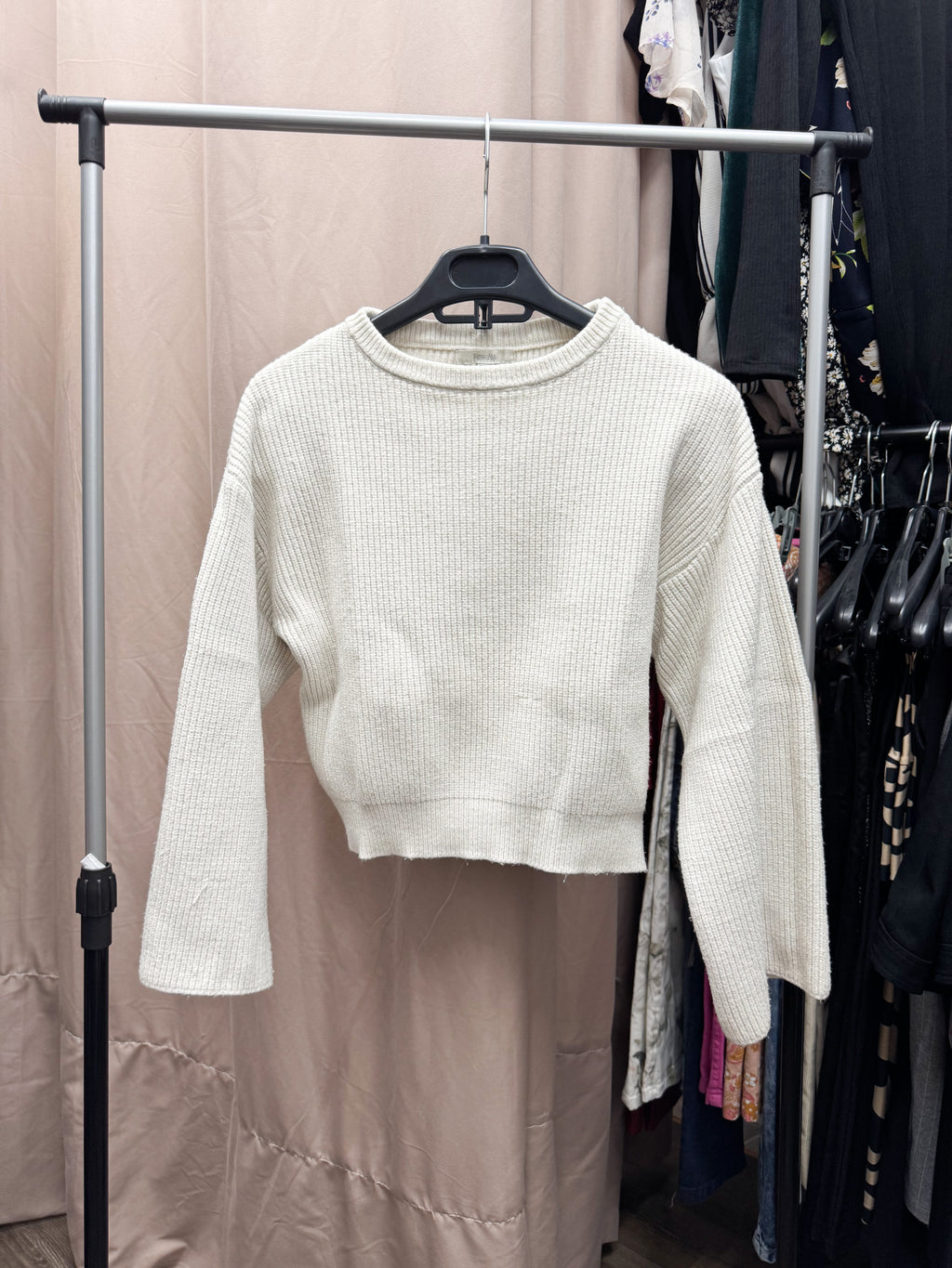 Buzo beige con mangas anchas