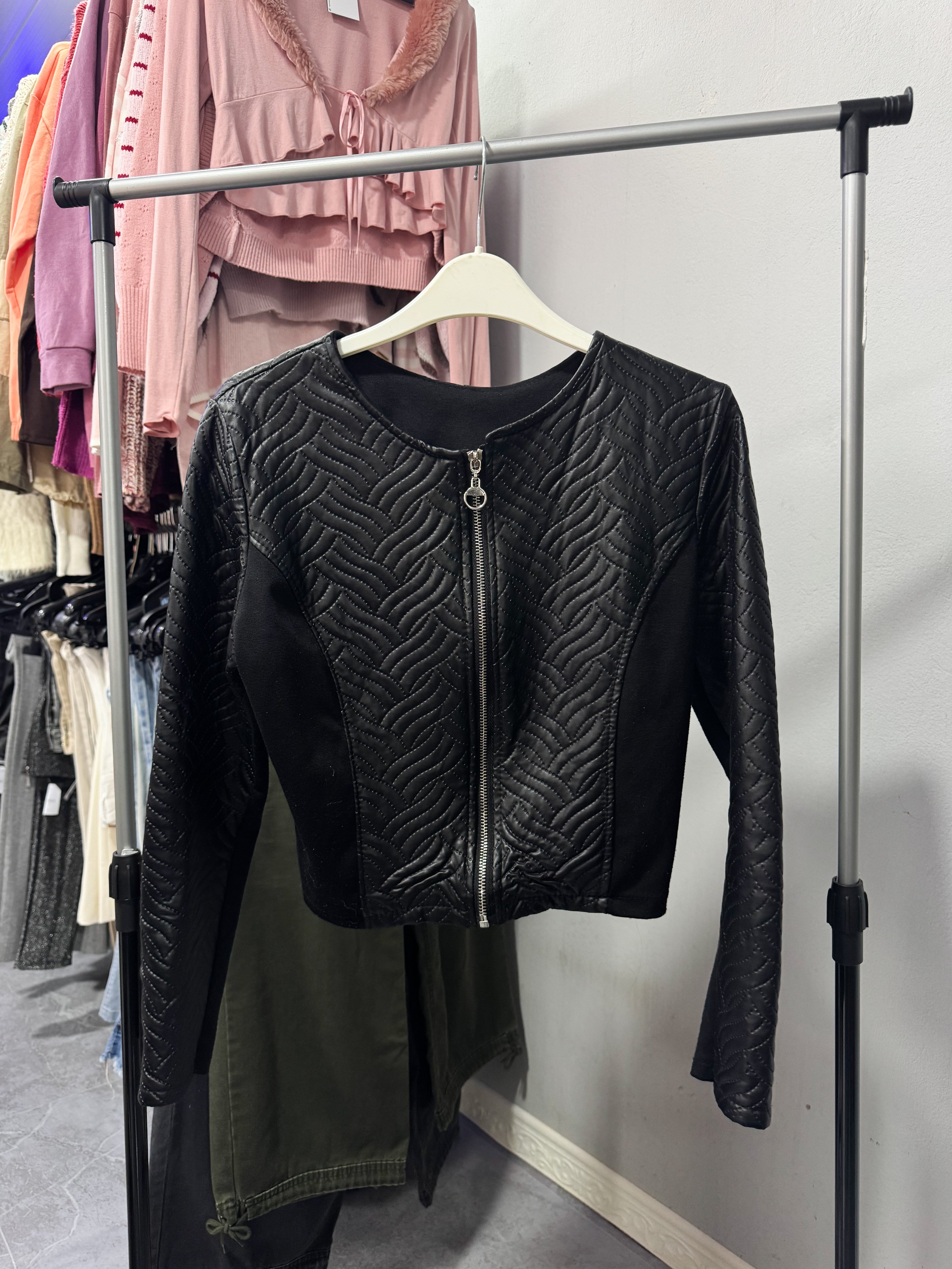Chaqueta negra de eco cuero