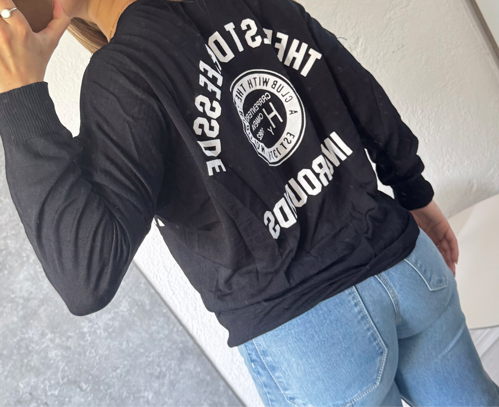 Buzo negro con letras