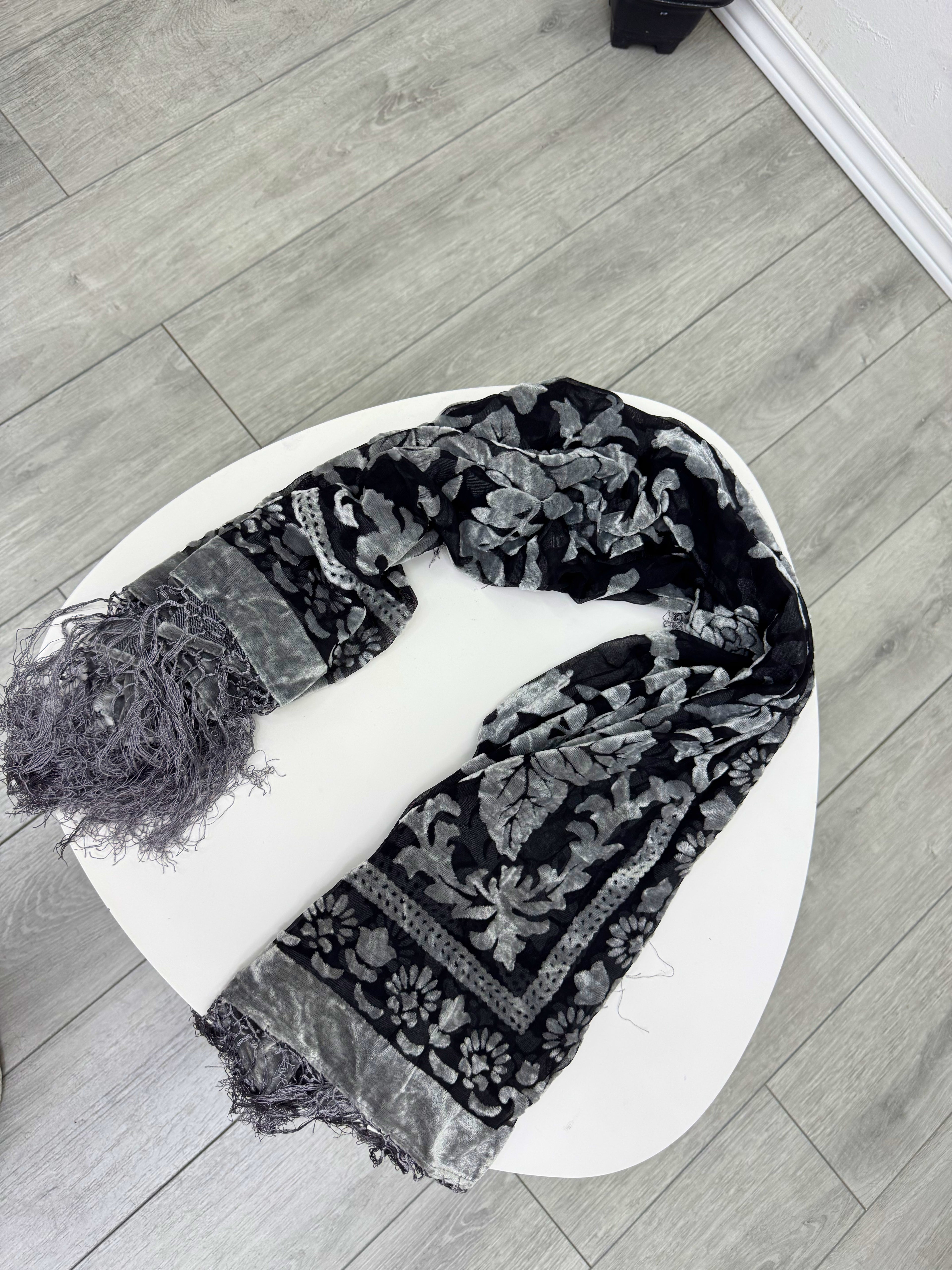 Chalina gris terciopelo y transparencias