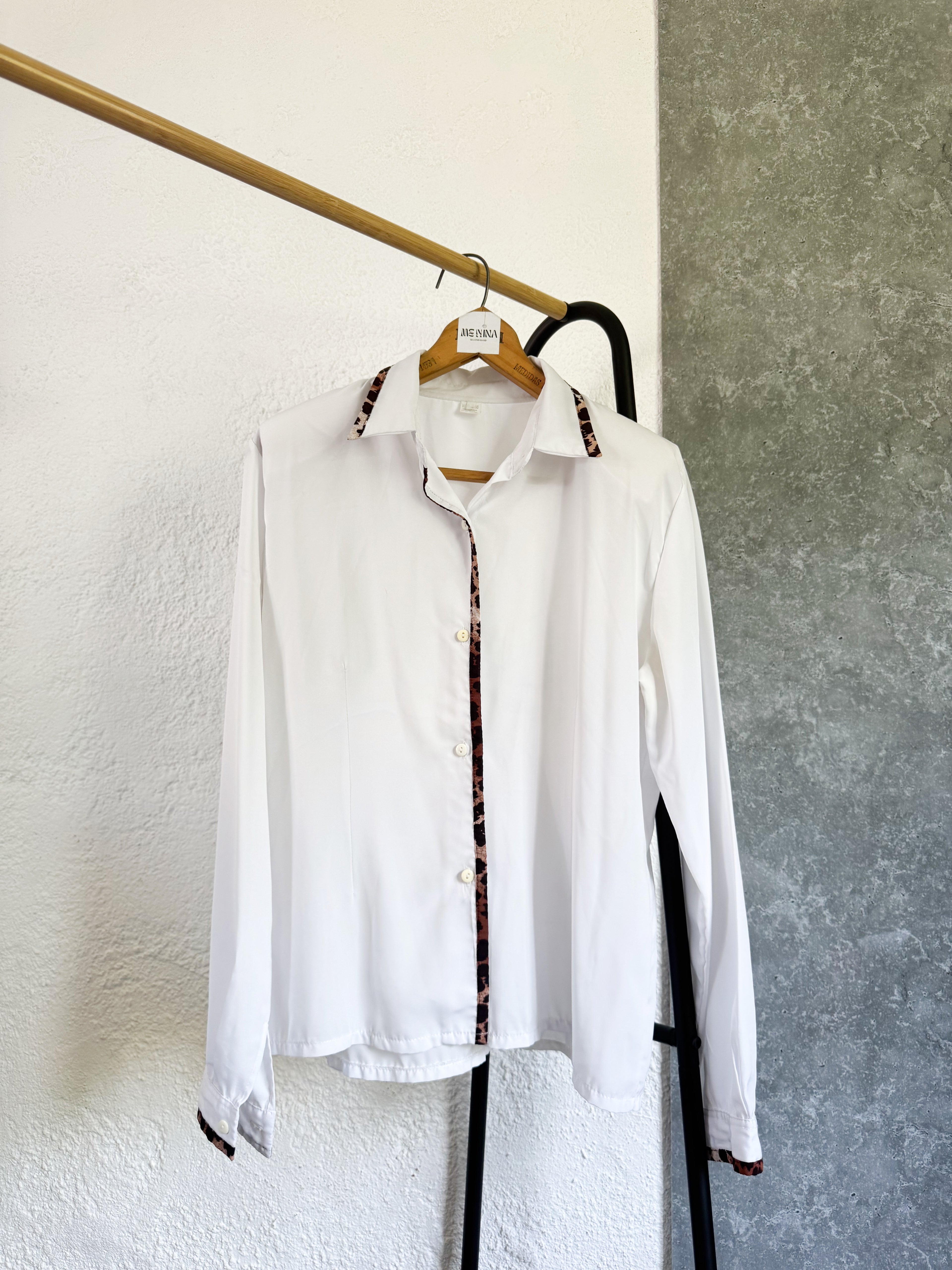 Camisa blanca con animal print