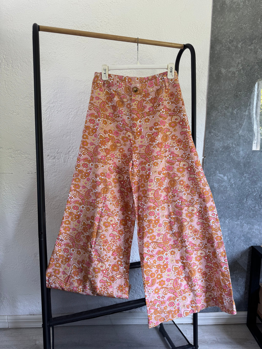 Pantalón floreado de Indian