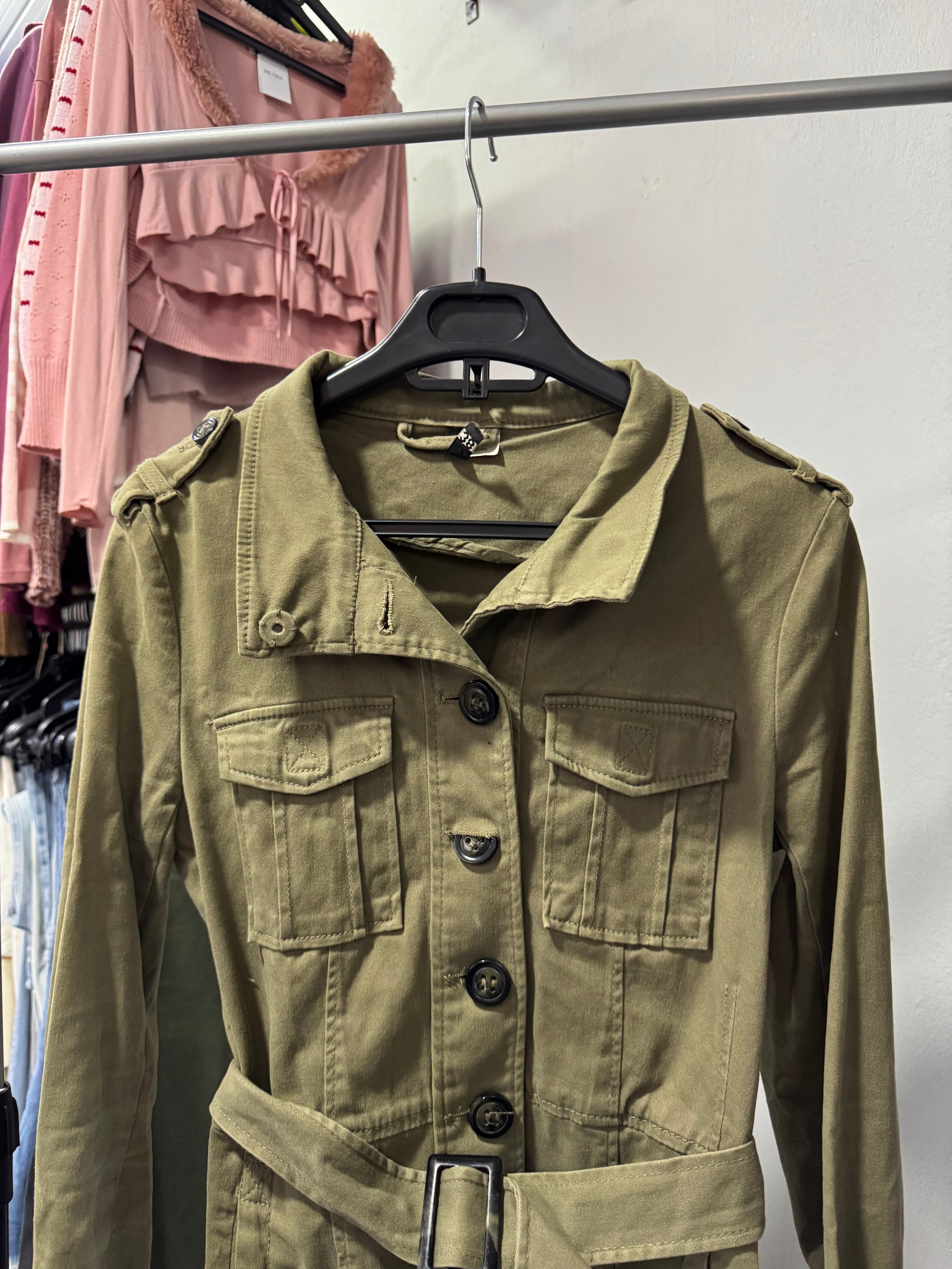 Chaqueta verde con cinto y botones