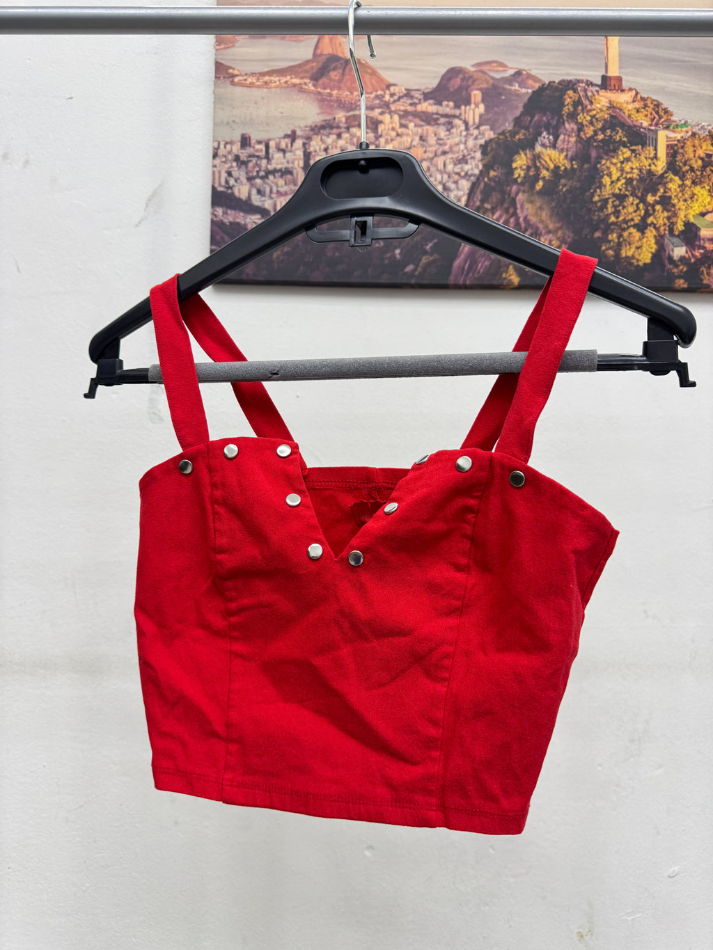 Top rojo con tachas