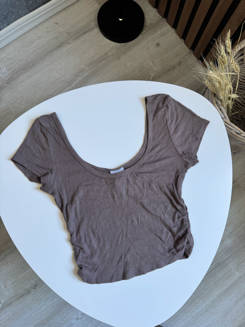 Top marrón claro con frunce en los costados