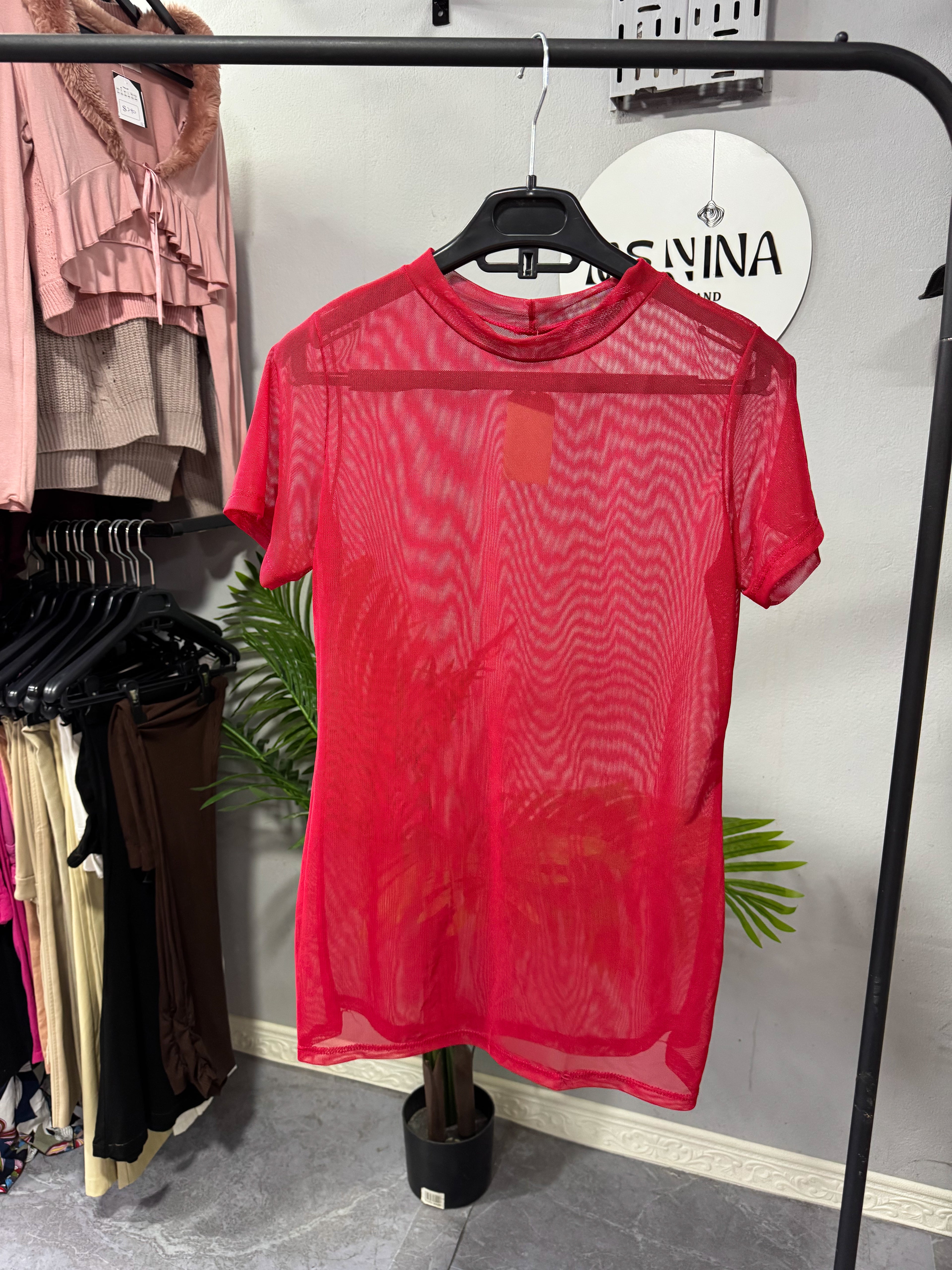 Remera roja traslúcida