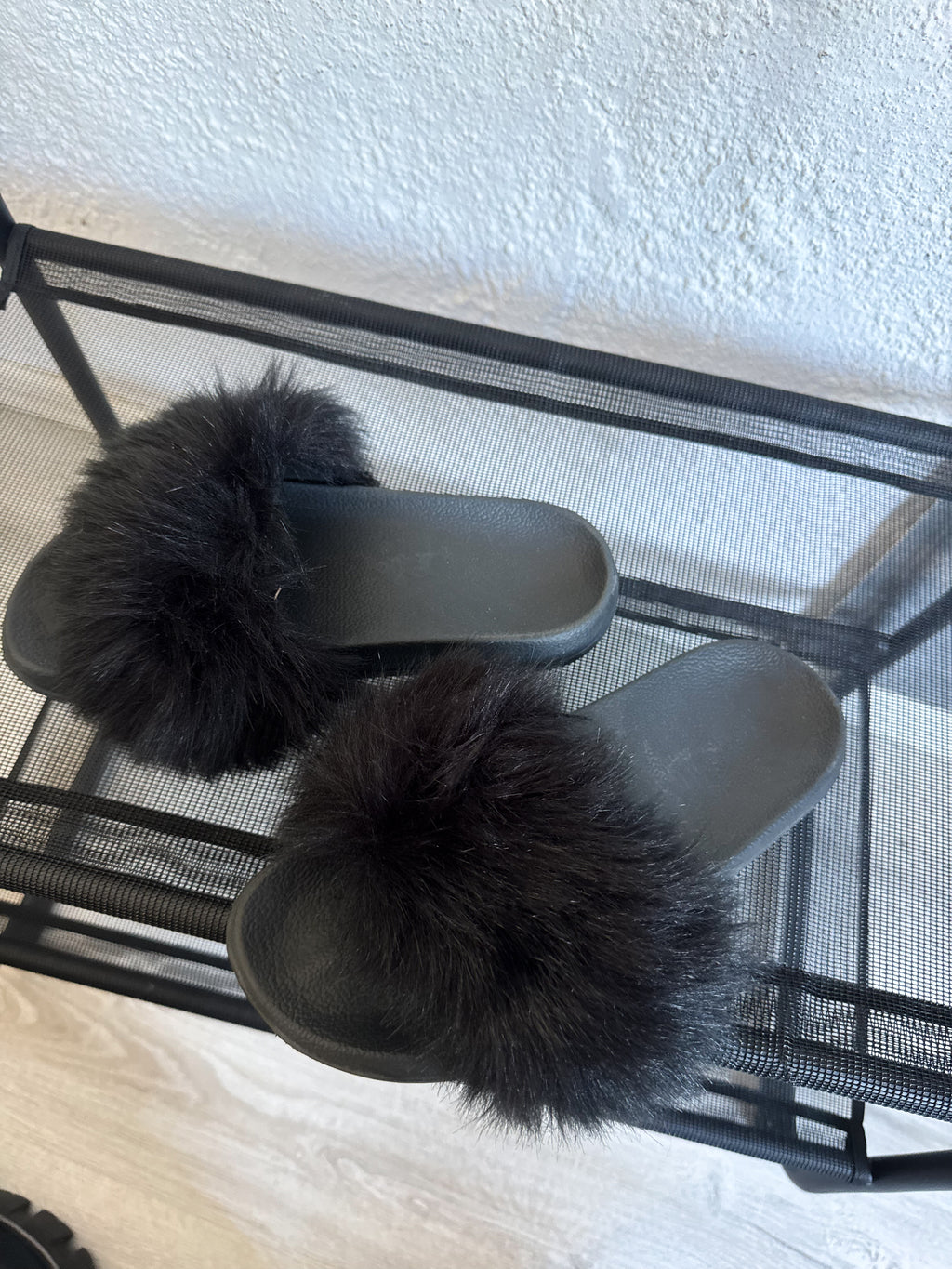 Sandalias peluditas negras