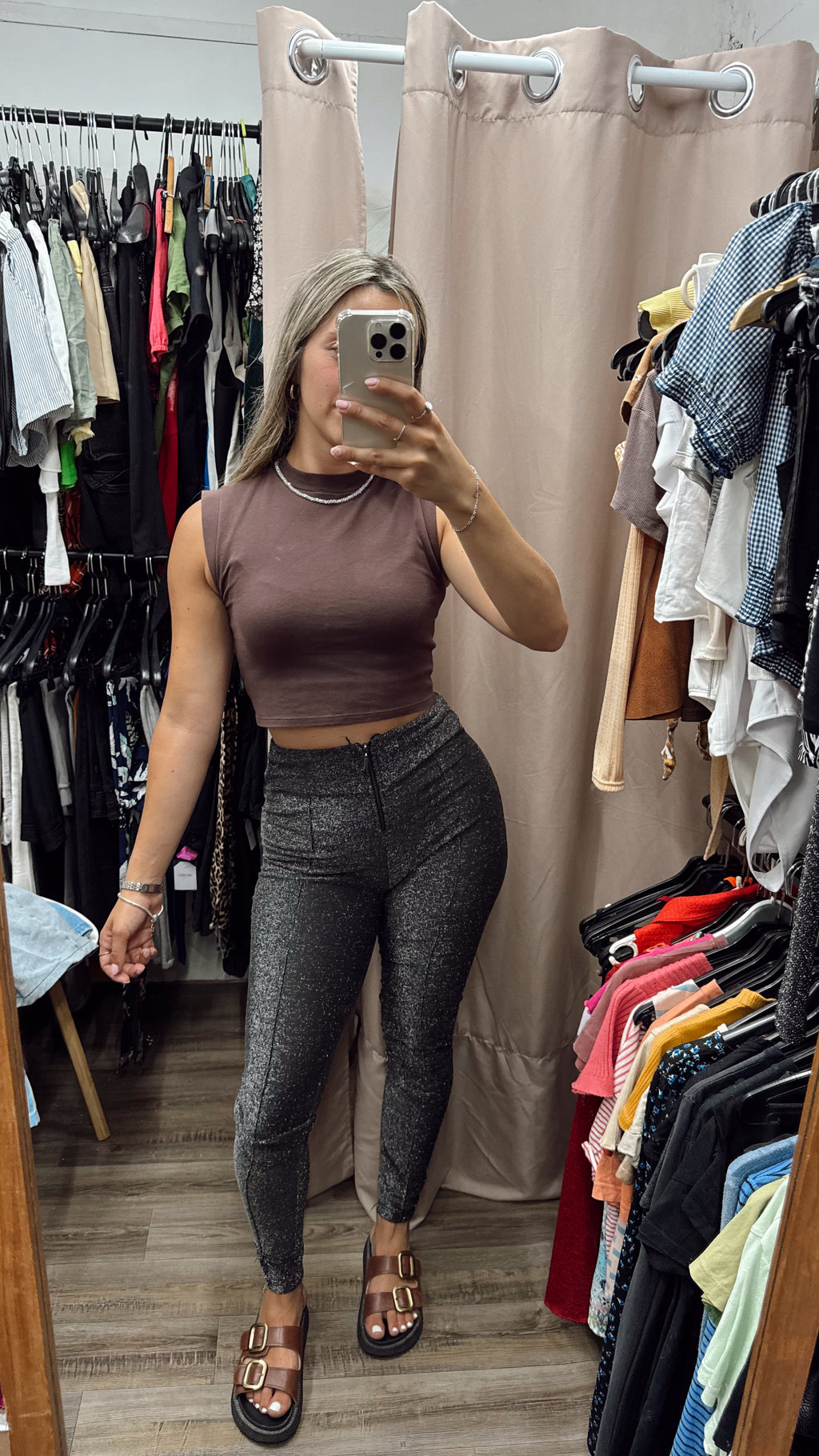 Pantalón gris brilloso