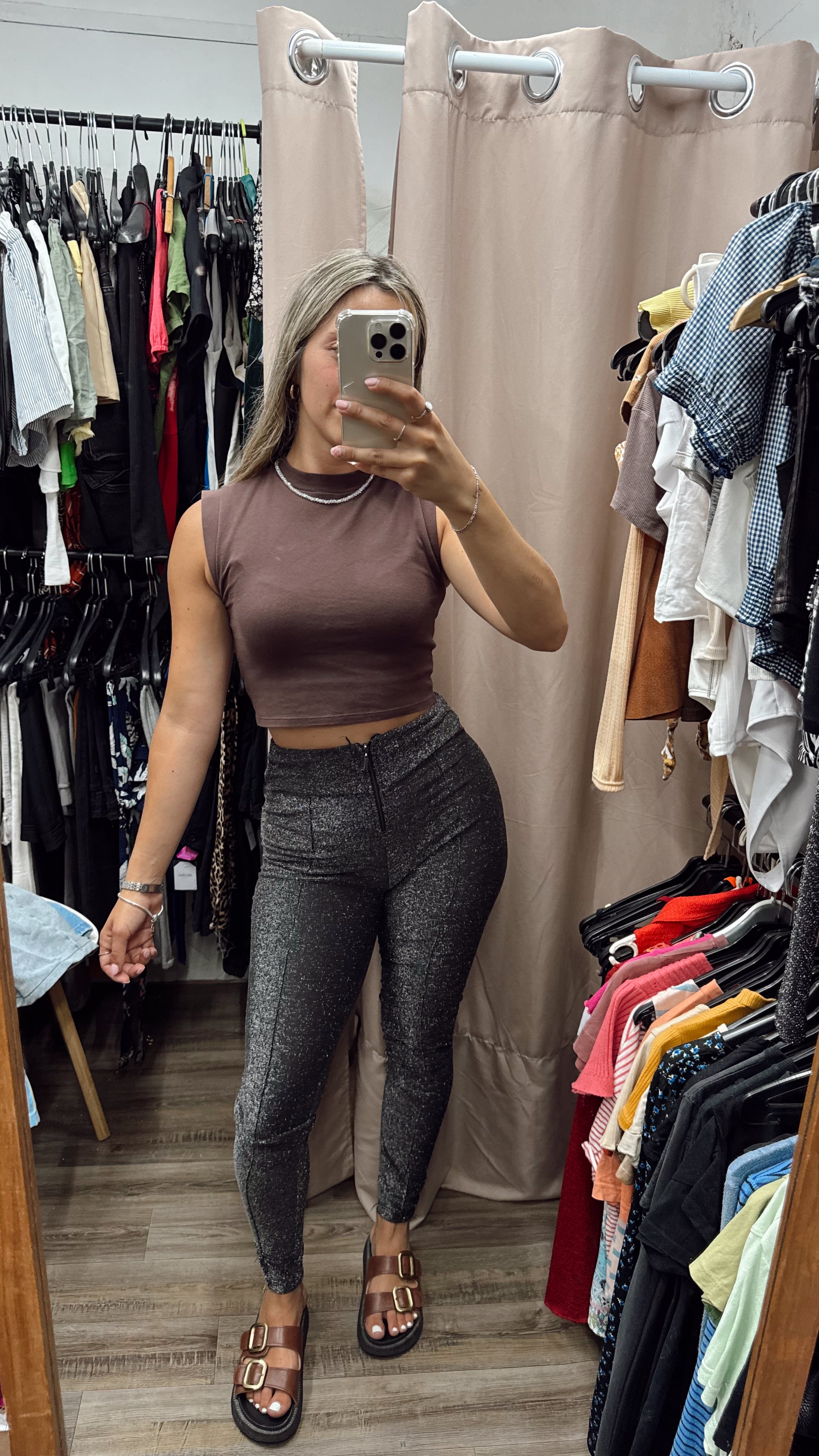 Pantalón gris brilloso