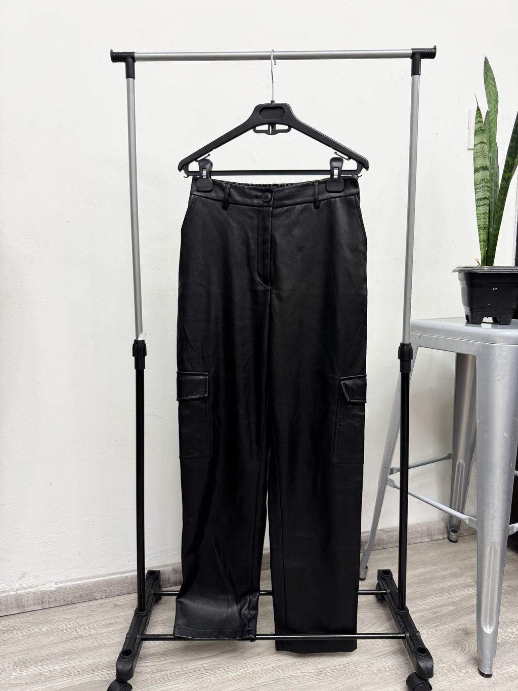 Pantalón eco cuero cargo *con detalle