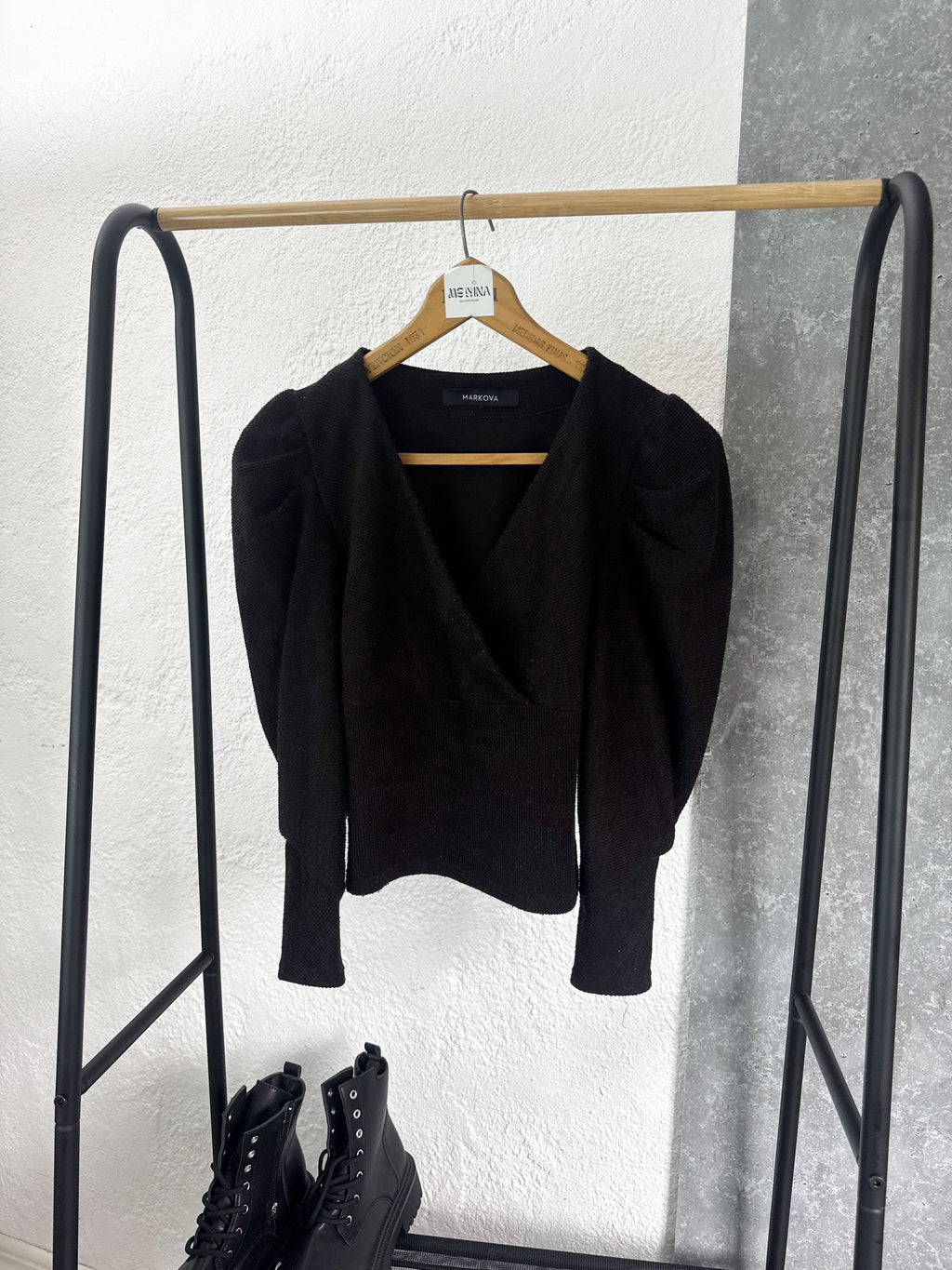 Buzo negro con mangas princesa