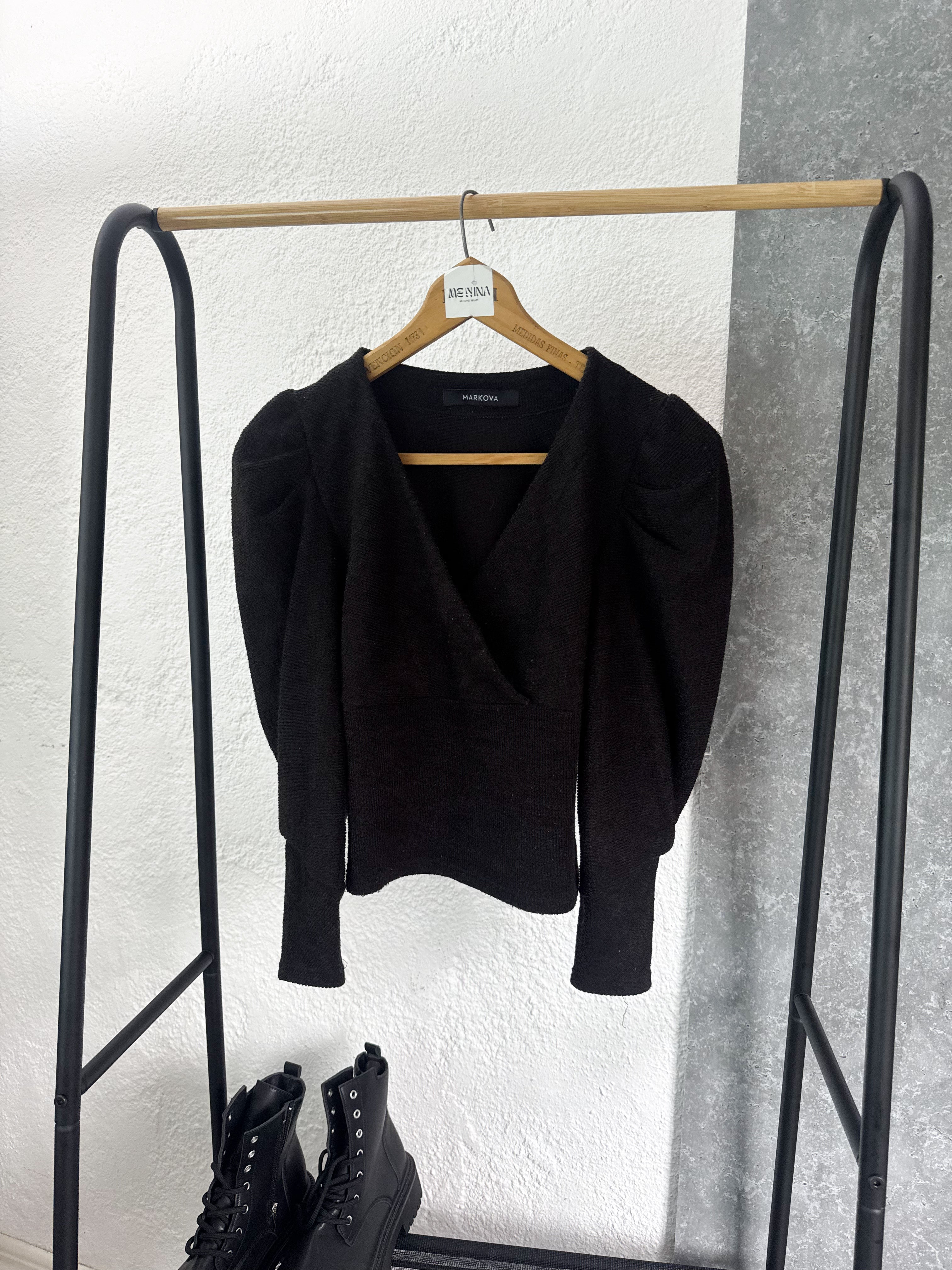 Buzo negro con mangas princesa