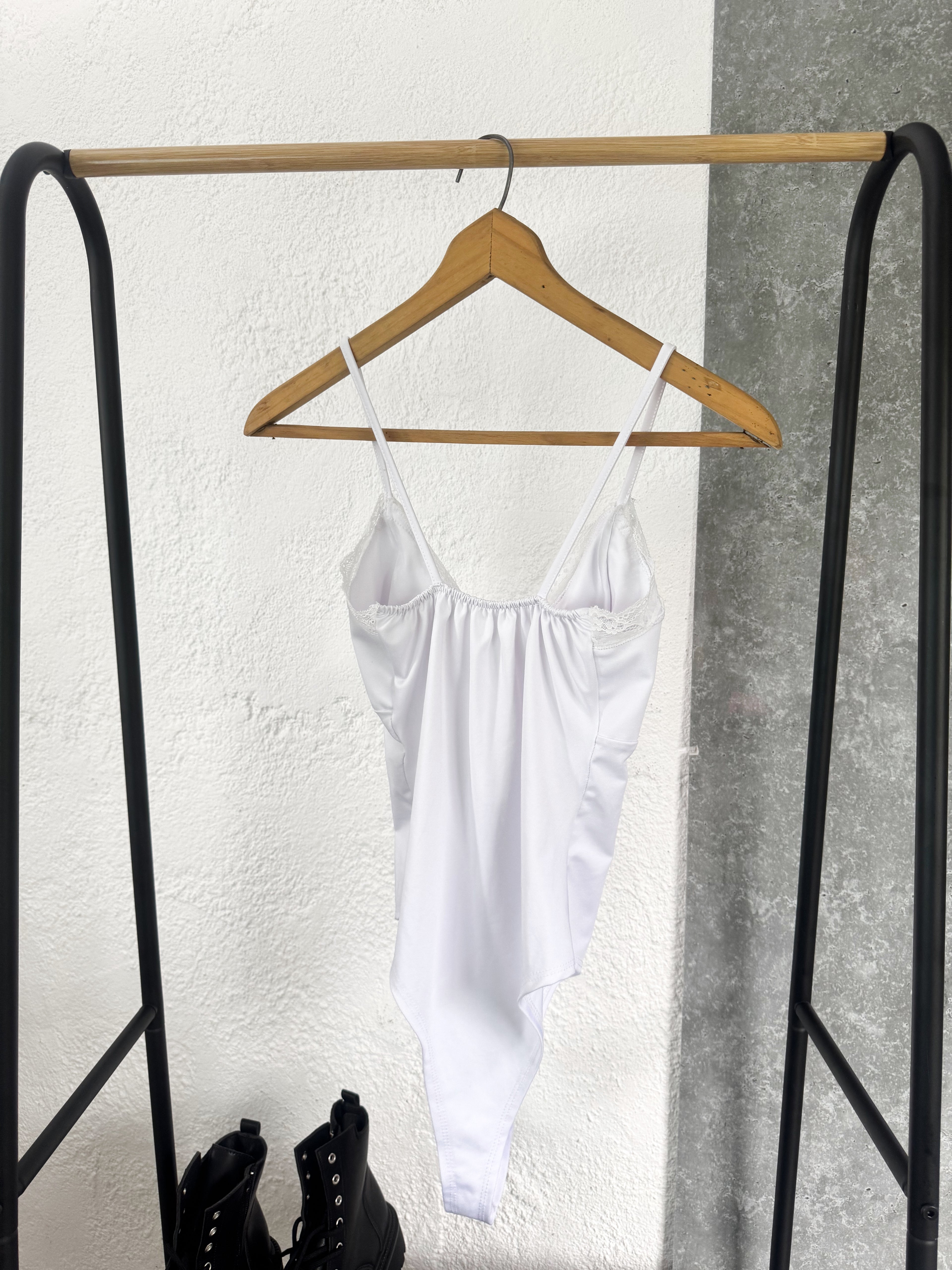Body blanco de licra y encaje
