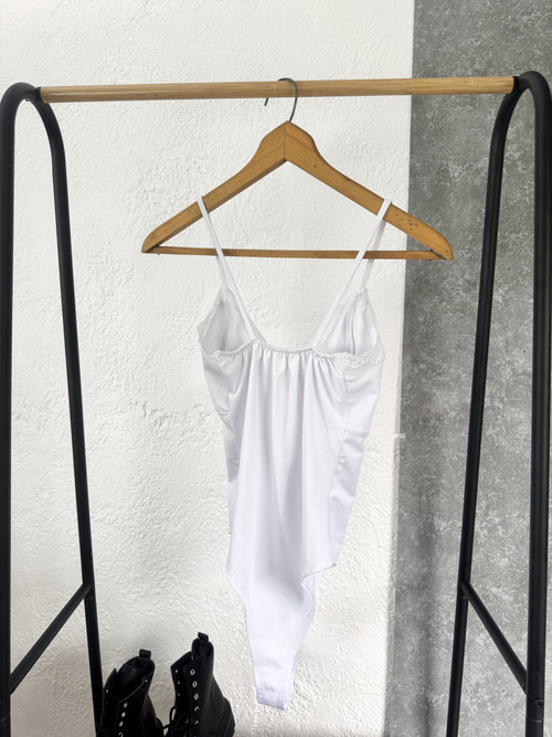 Body blanco de licra y encaje