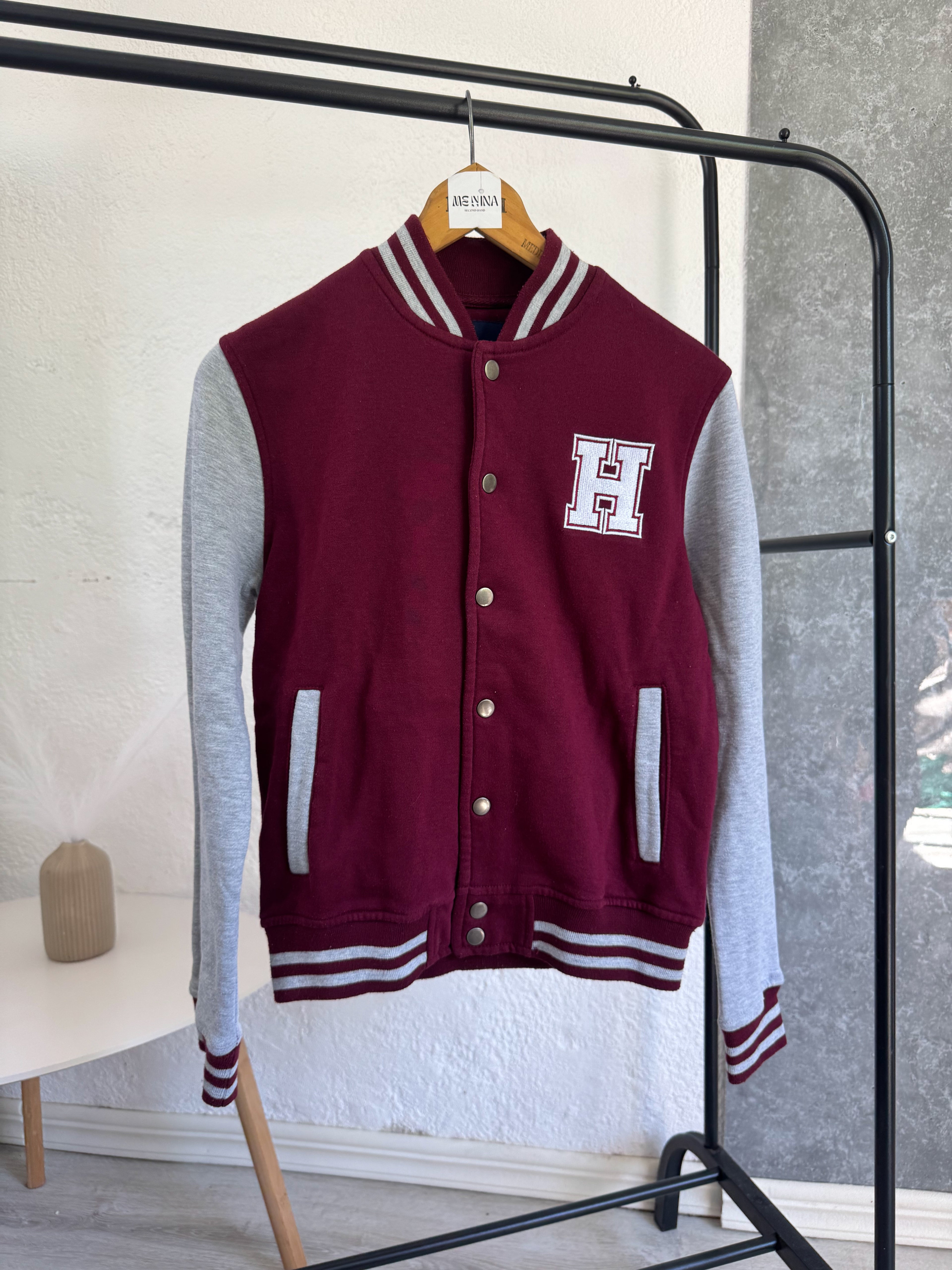 Chaqueta gris y bordó