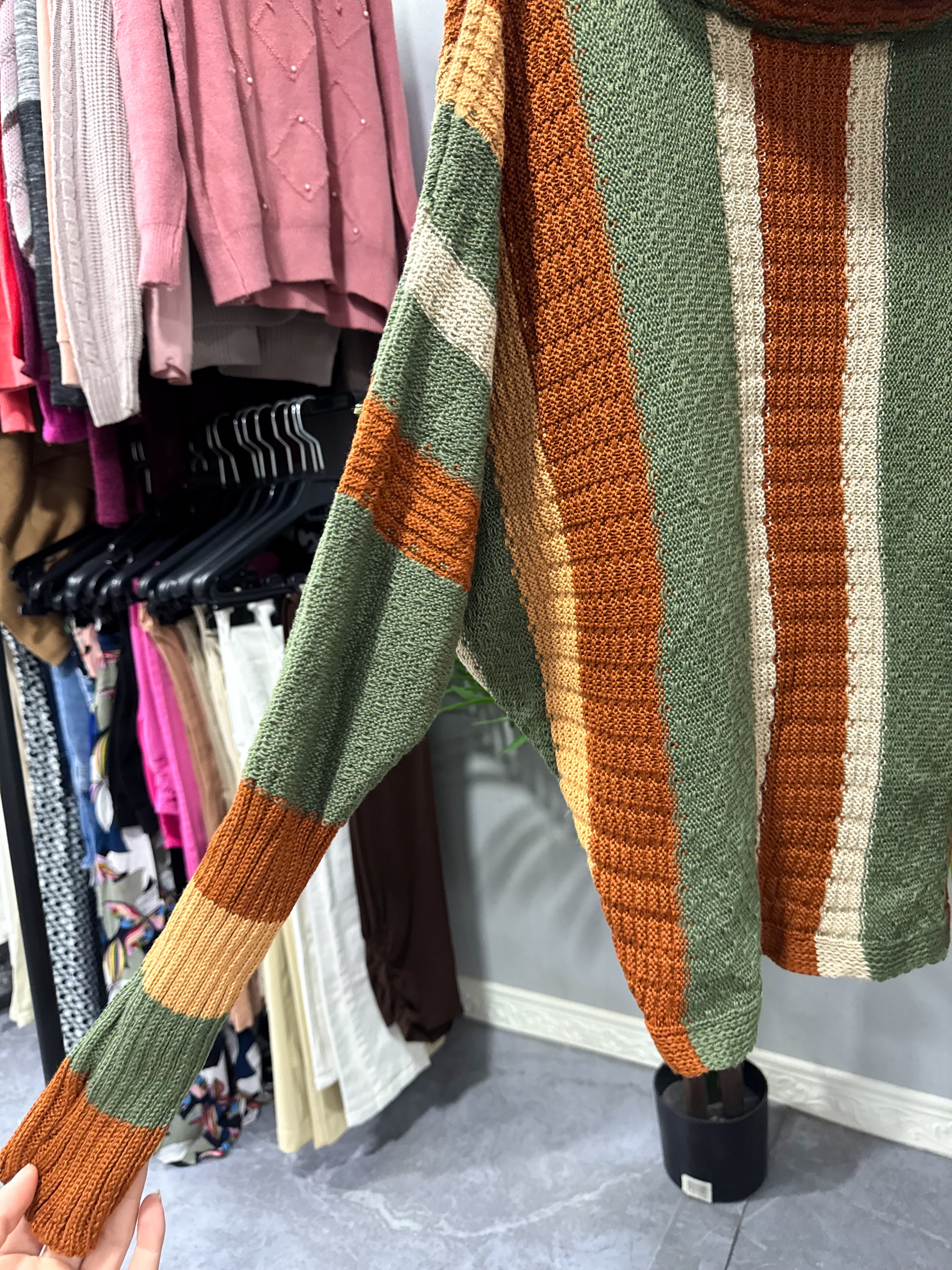 Polera verde beige y marrón