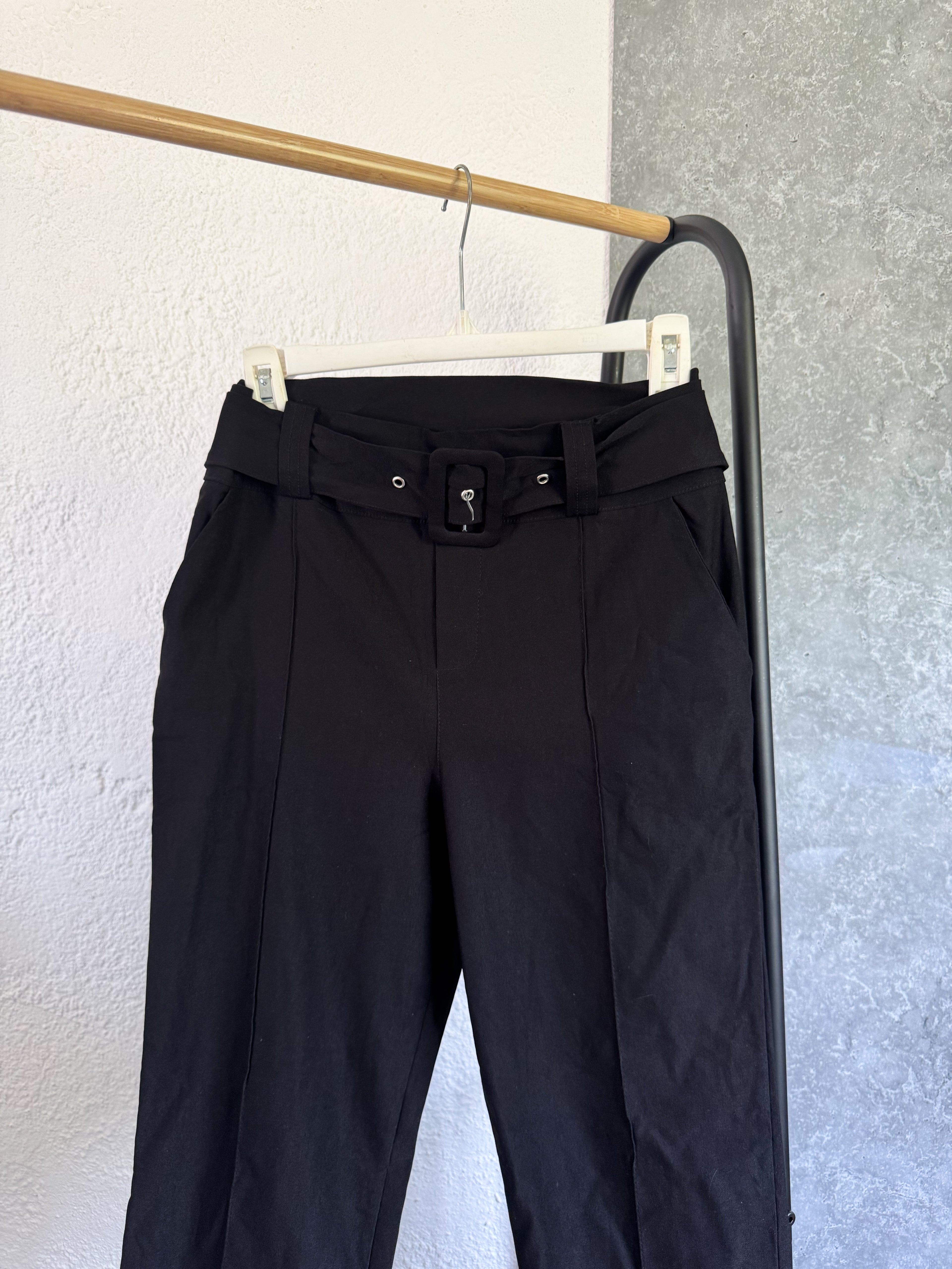 Pantalón de licra negro con cinto