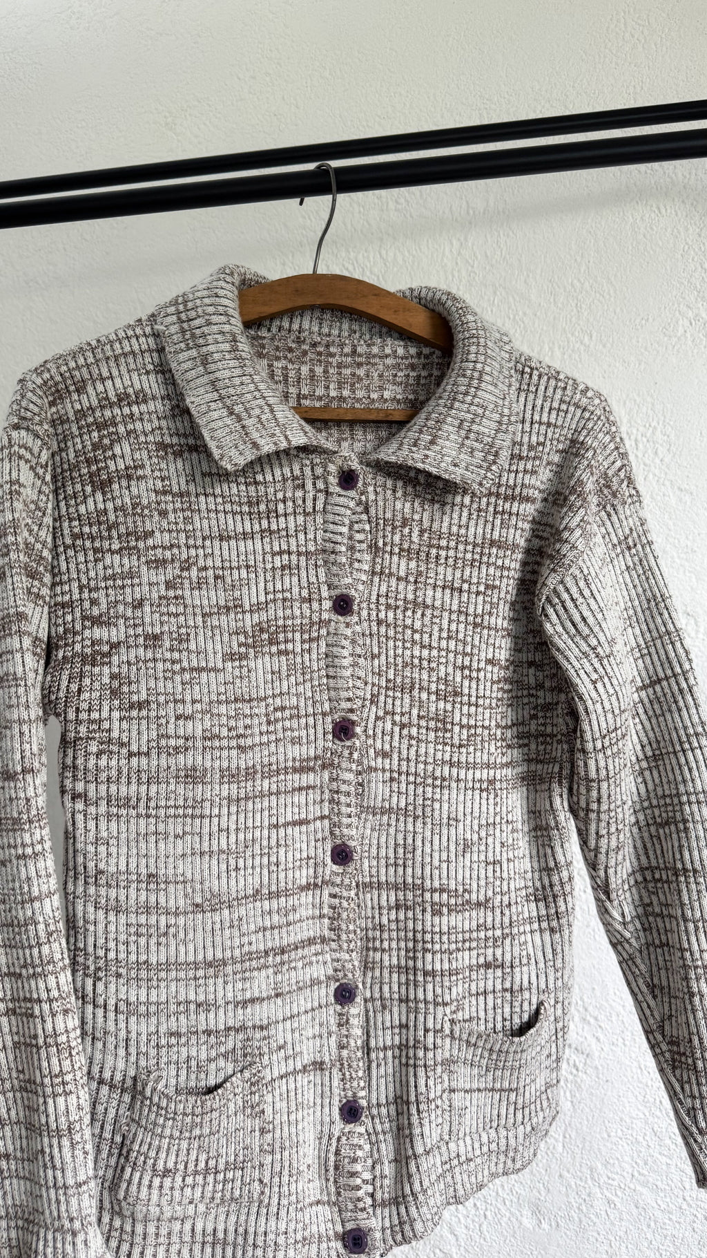 Saco gris y marrón con bolsillos