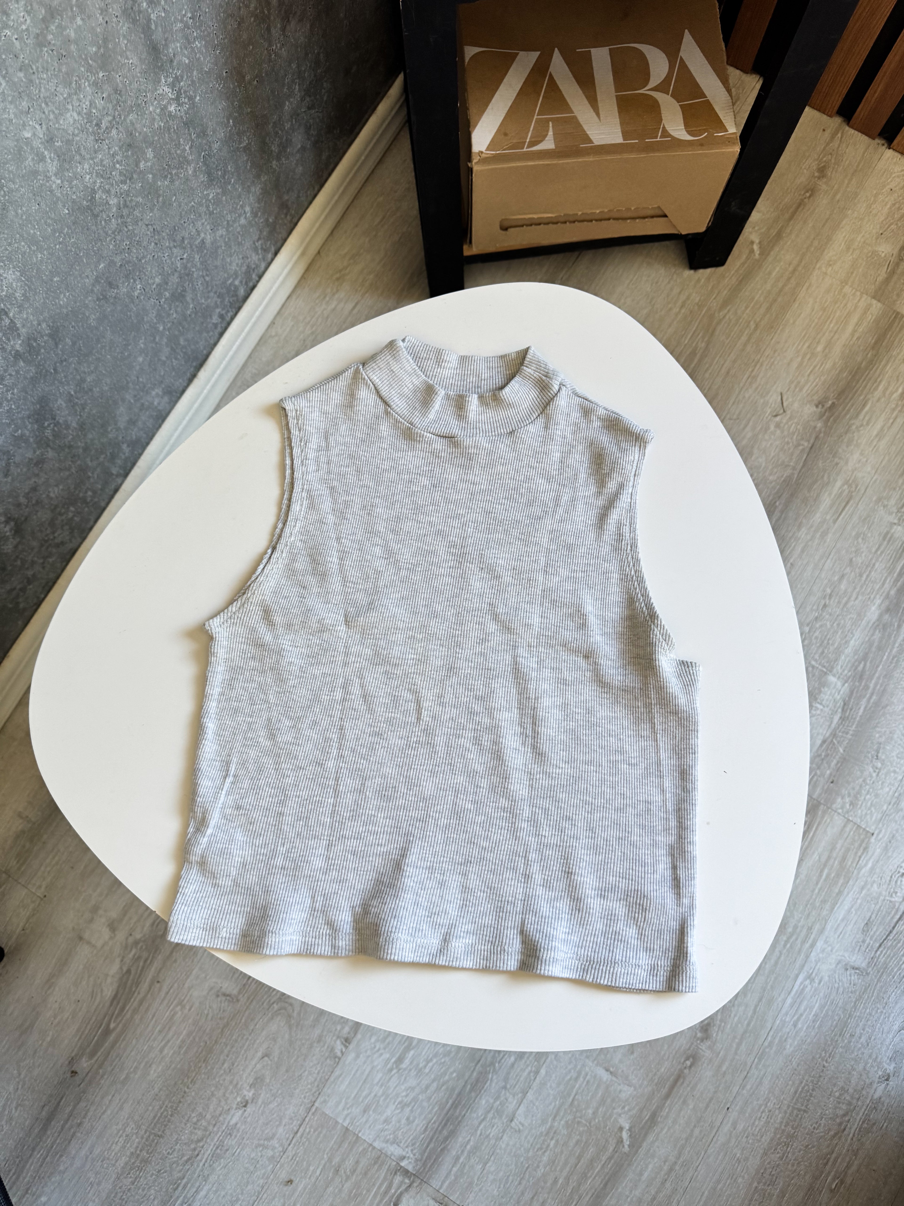Top musculosa gris