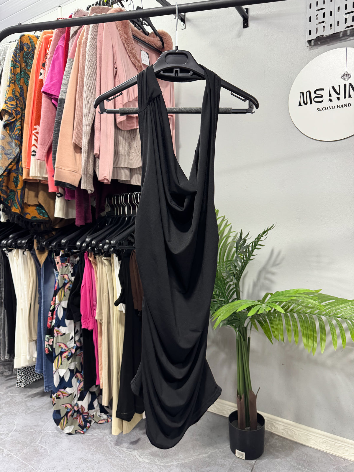 Vestido negro con frunce y espalda abierta