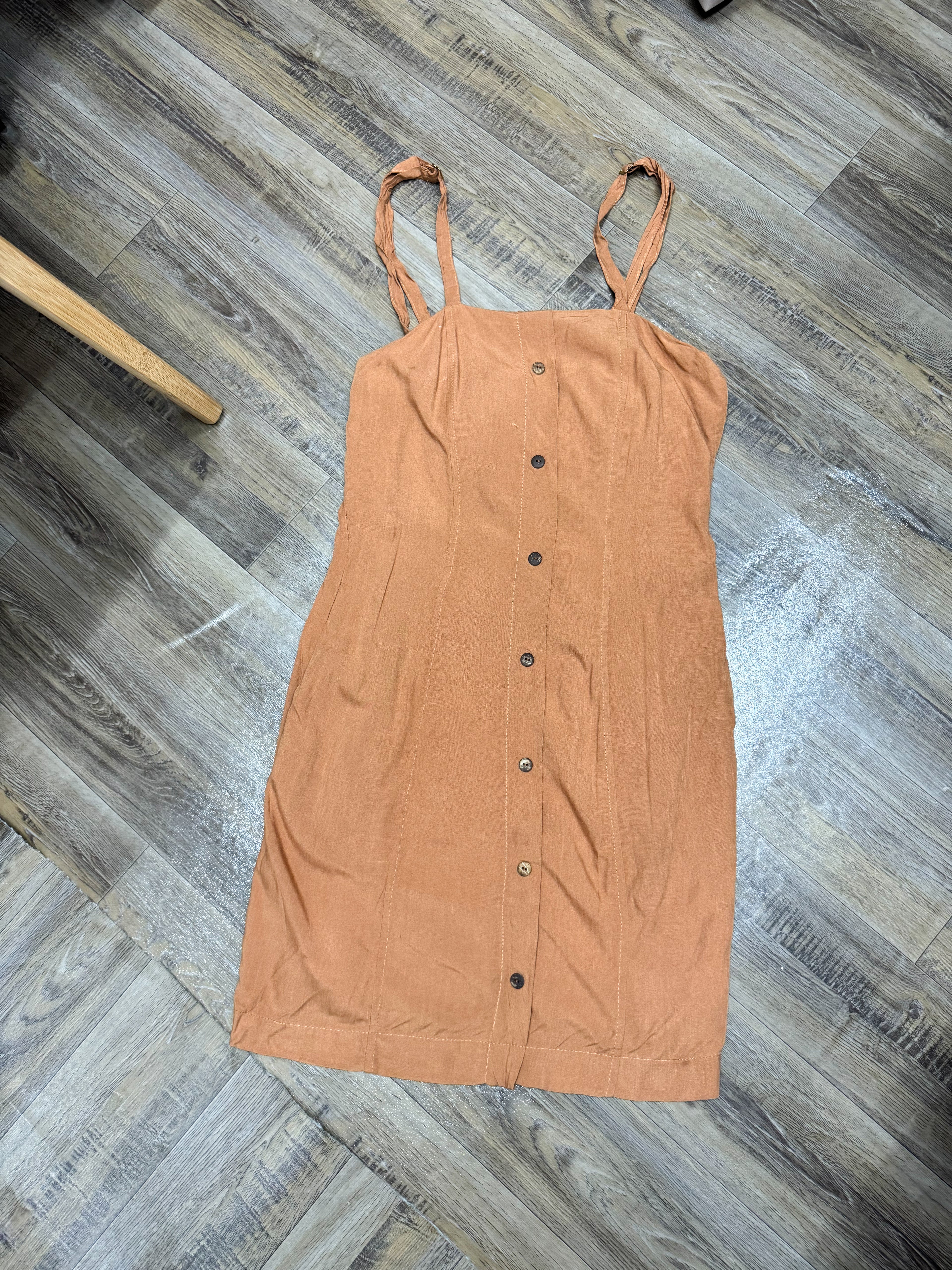 Vestido marrón con botones