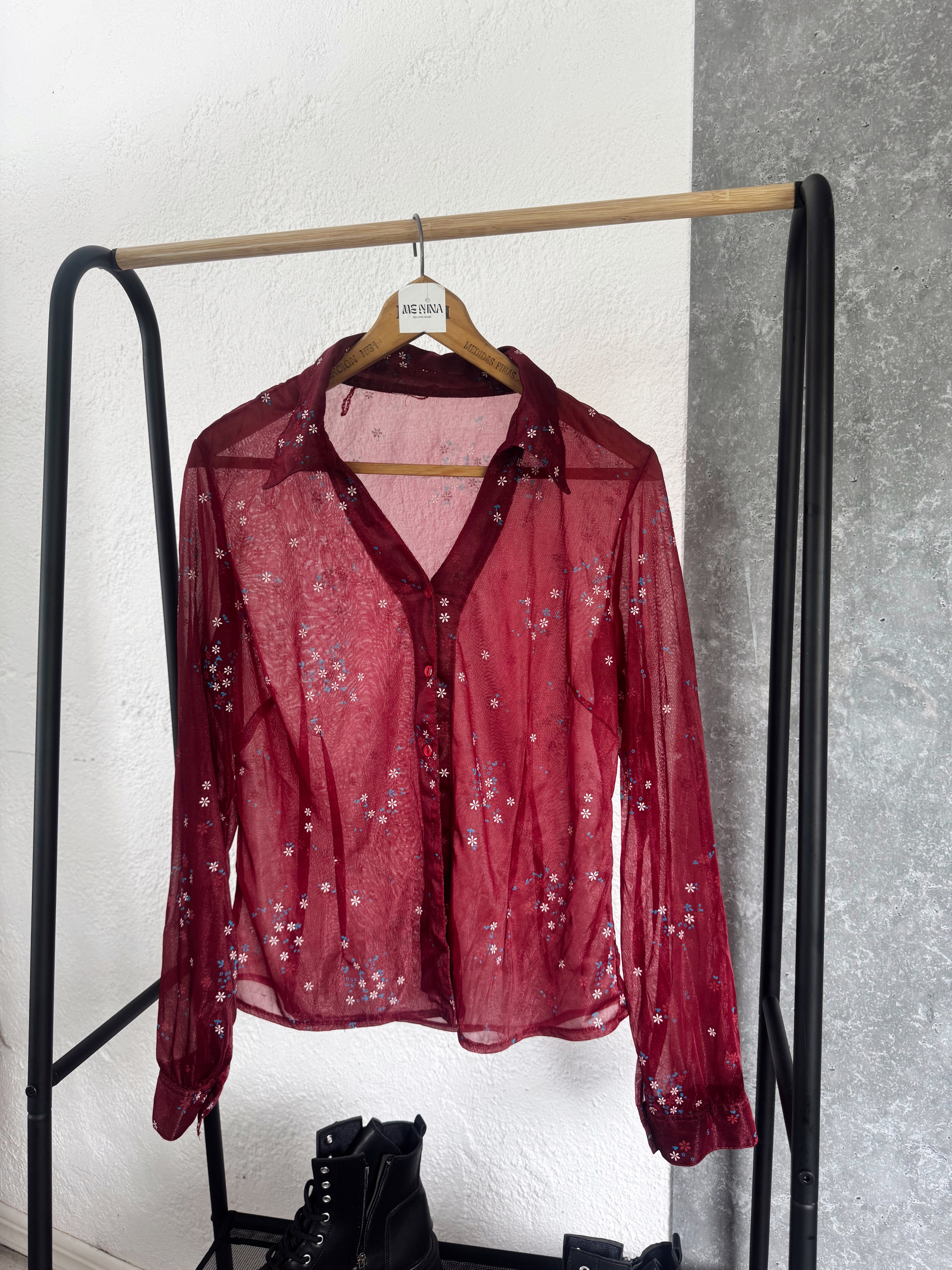 Camisa roja traslúcida