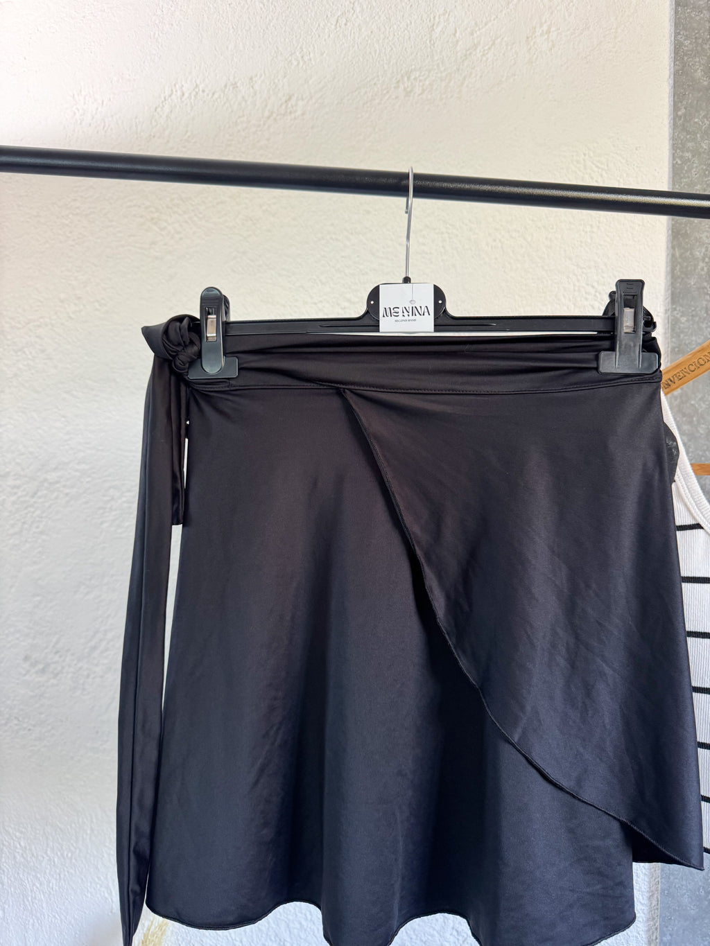 Pollera negra cruzada