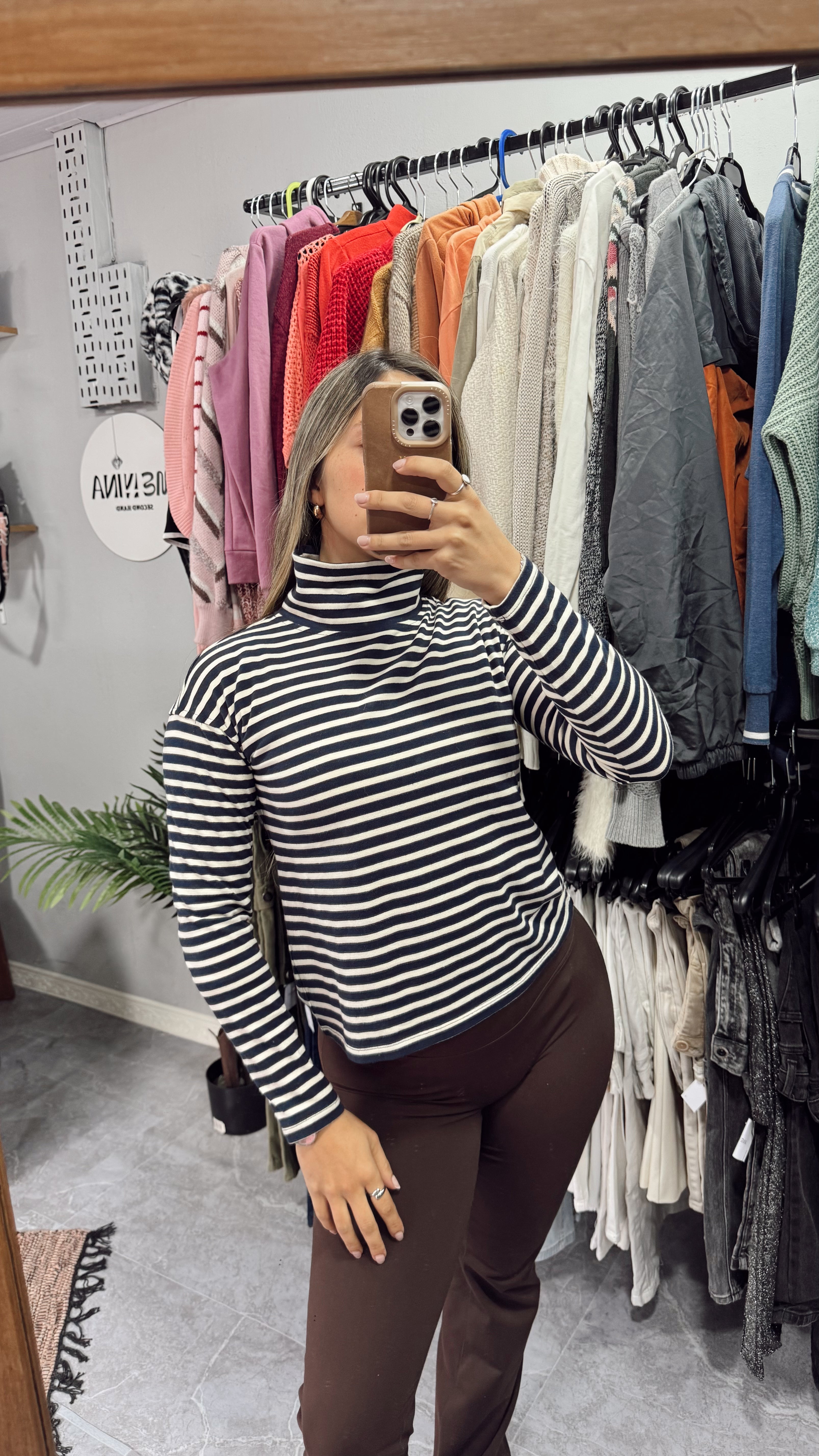 Polera a rayas azul y blanca