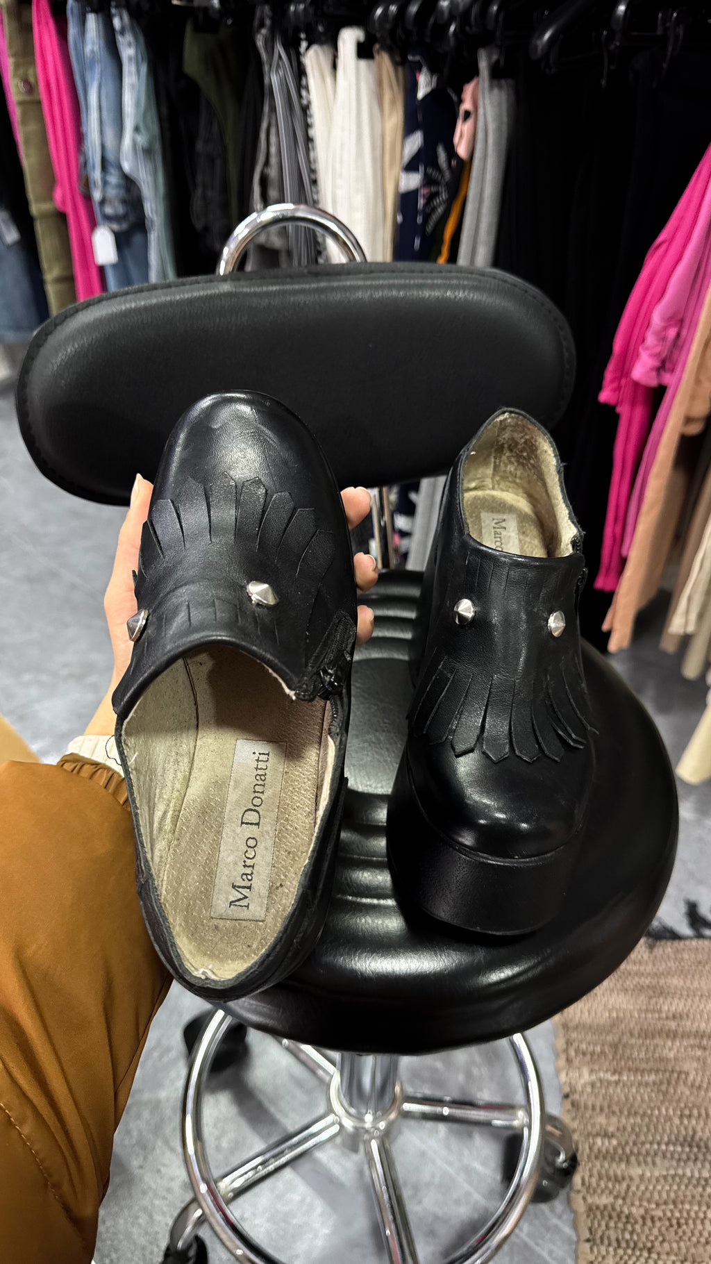 Botas negras de cuero con taco