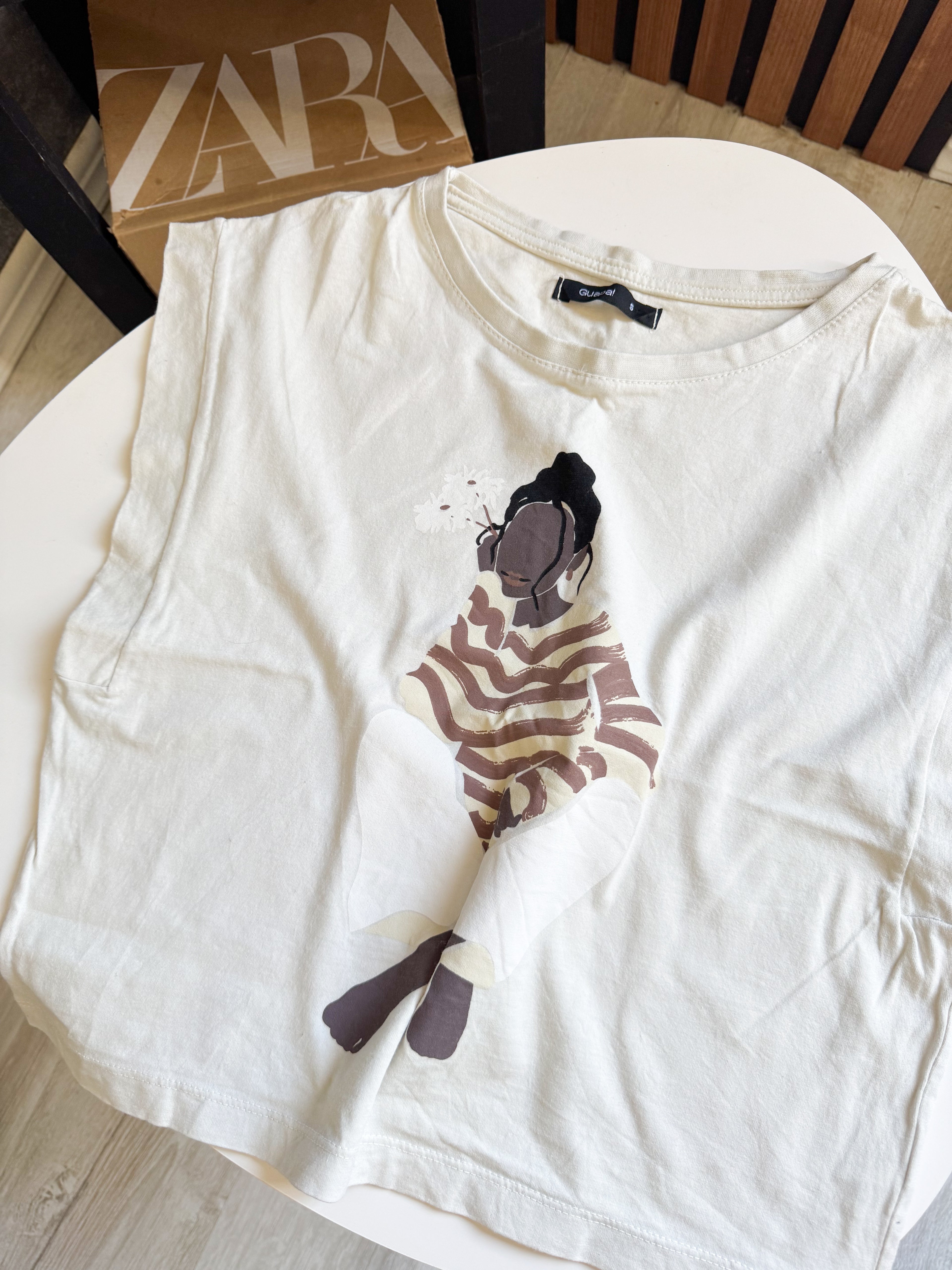 Remerita beige con diseño