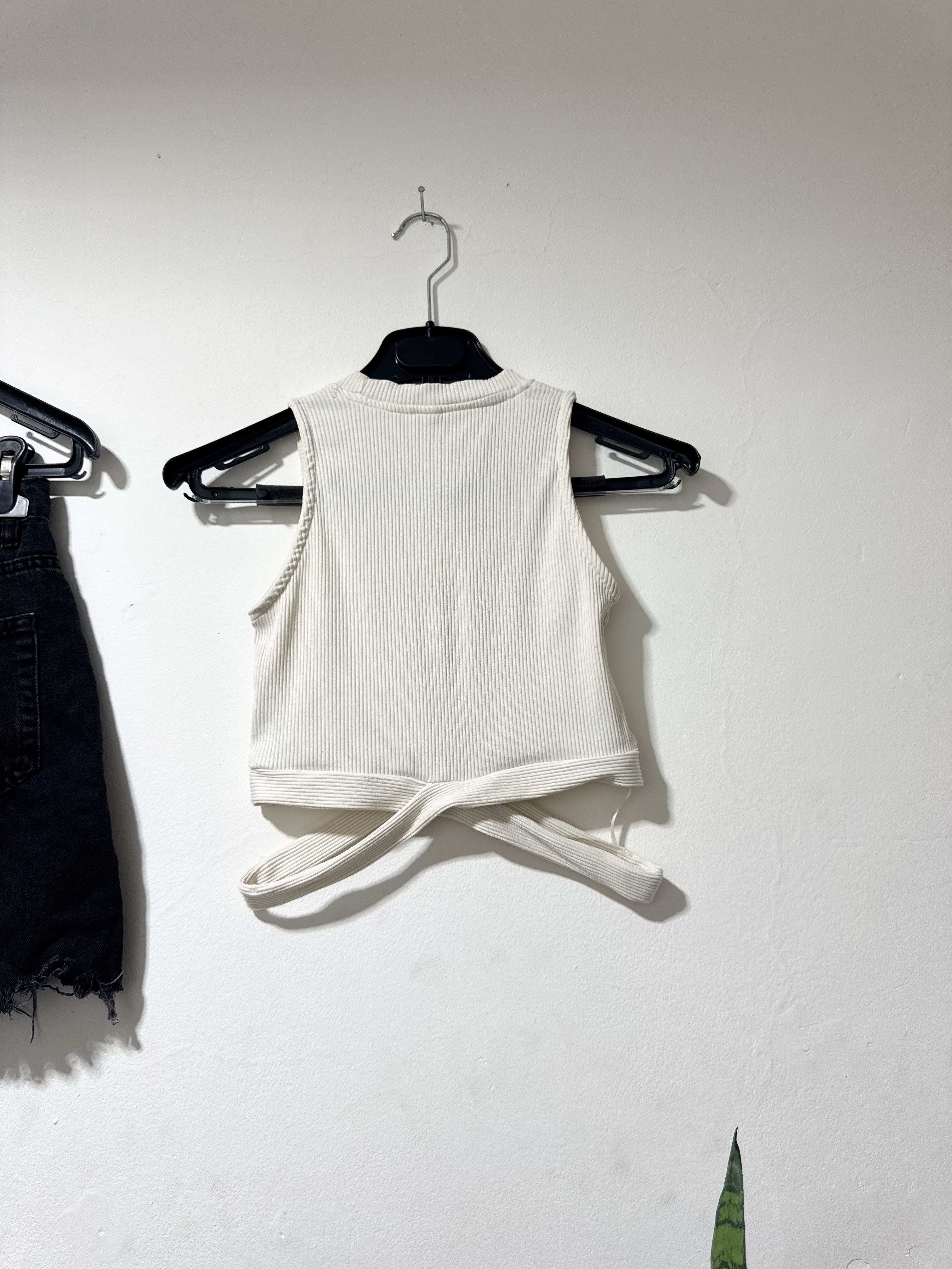 Top blanco cruzado abajo