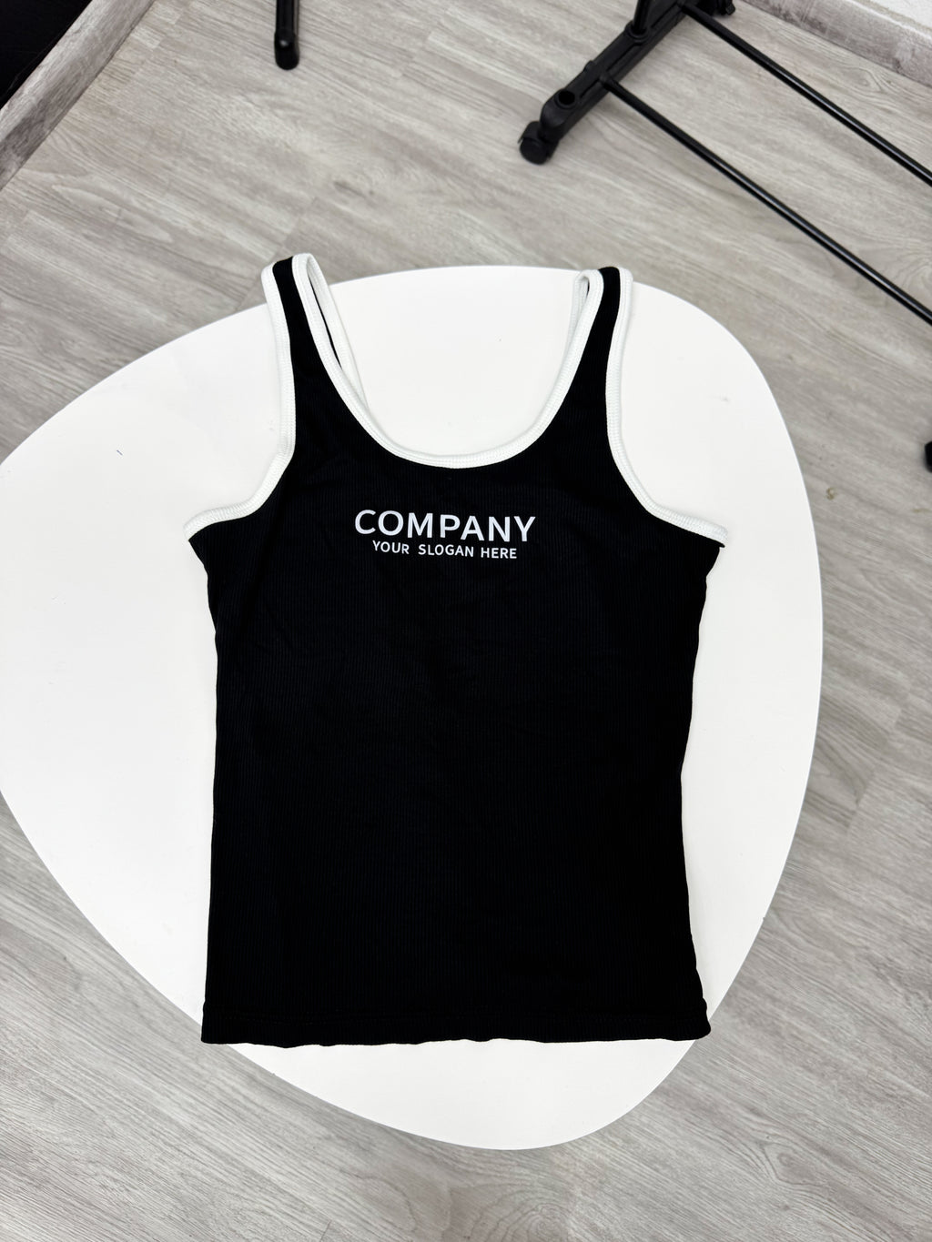 Top musculosa negro con blanco
