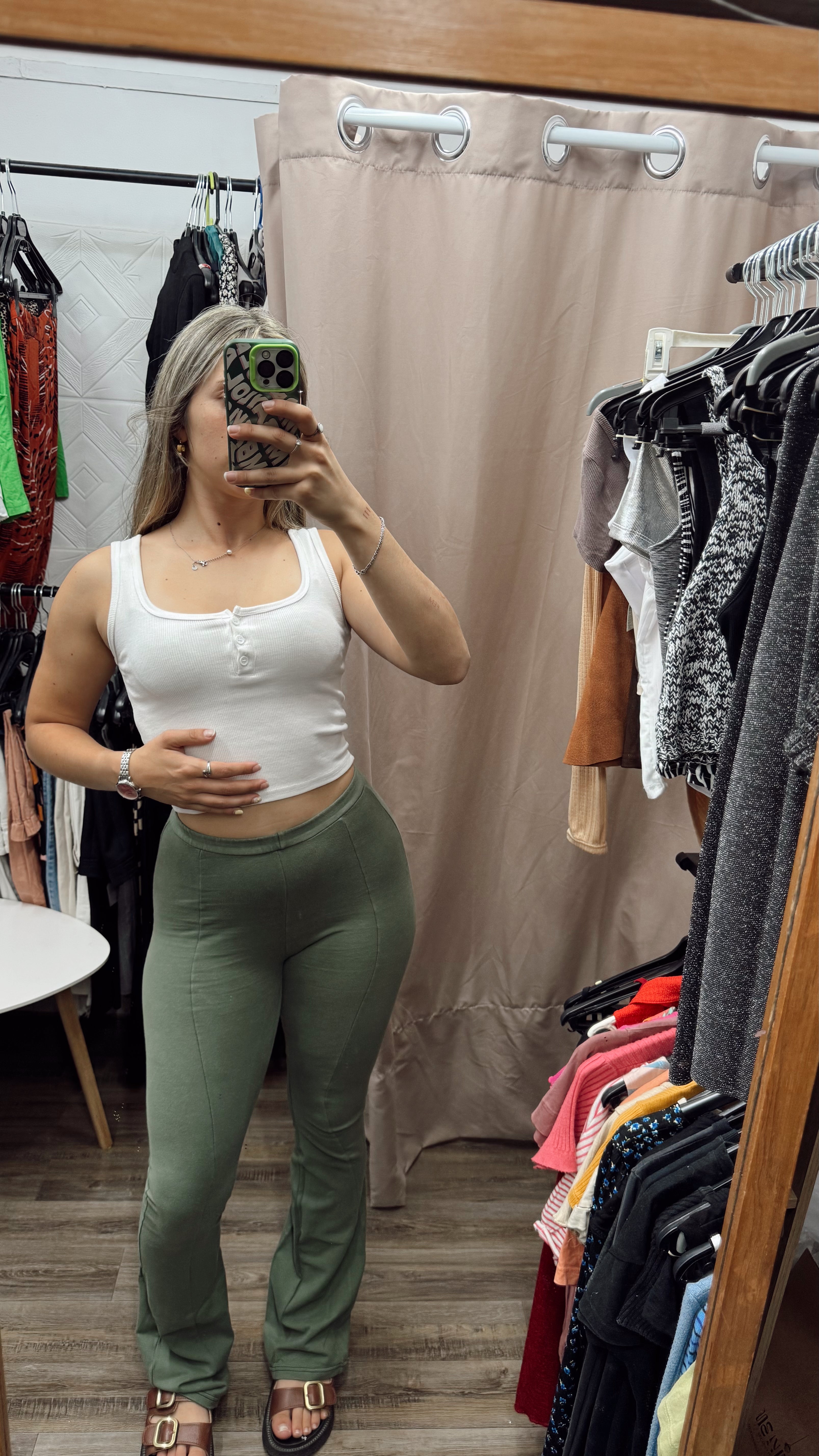 Pantalón de tela verde ancho