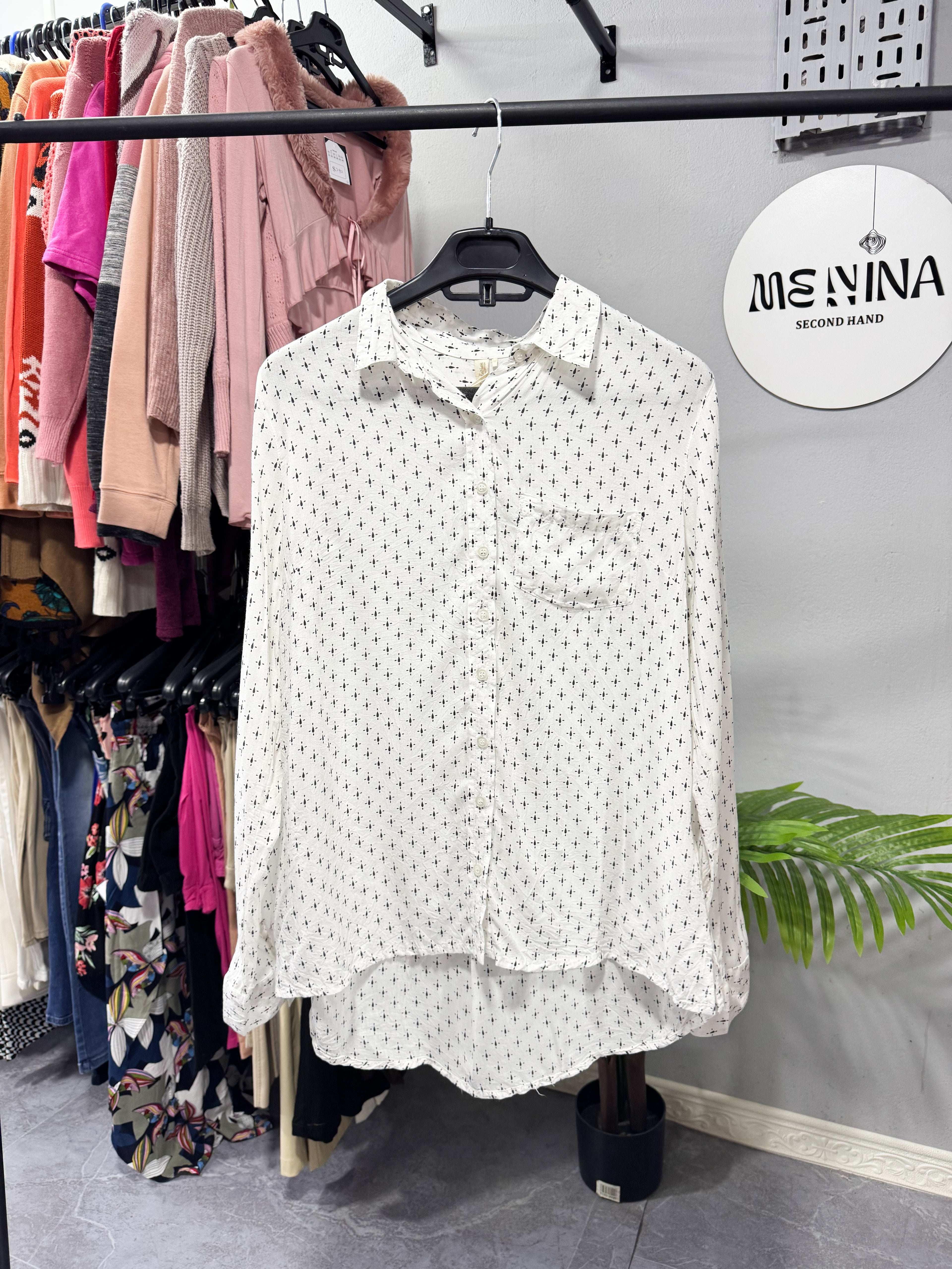 Camisa blanca con negro