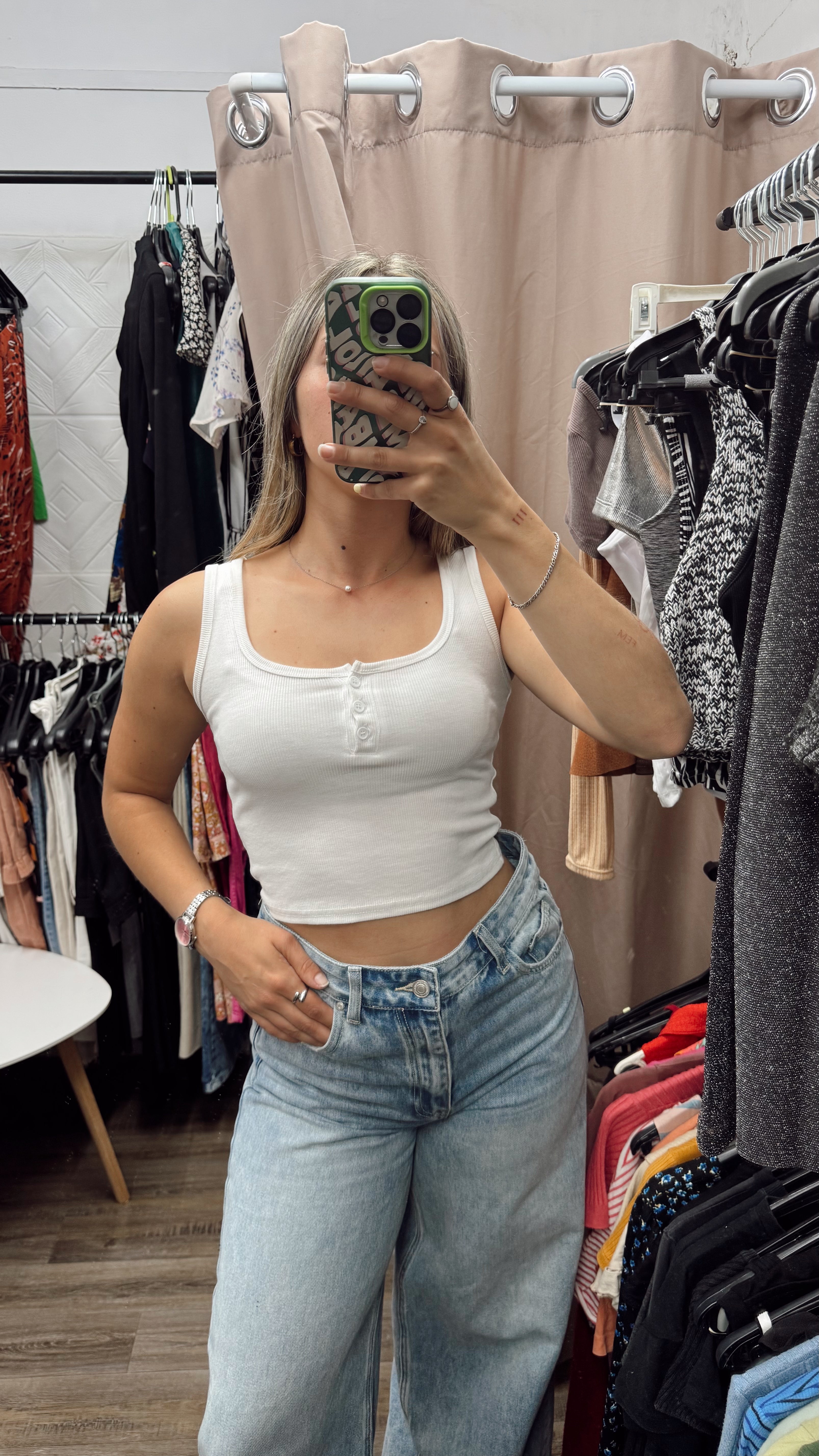 Top musculosa blanco con botones