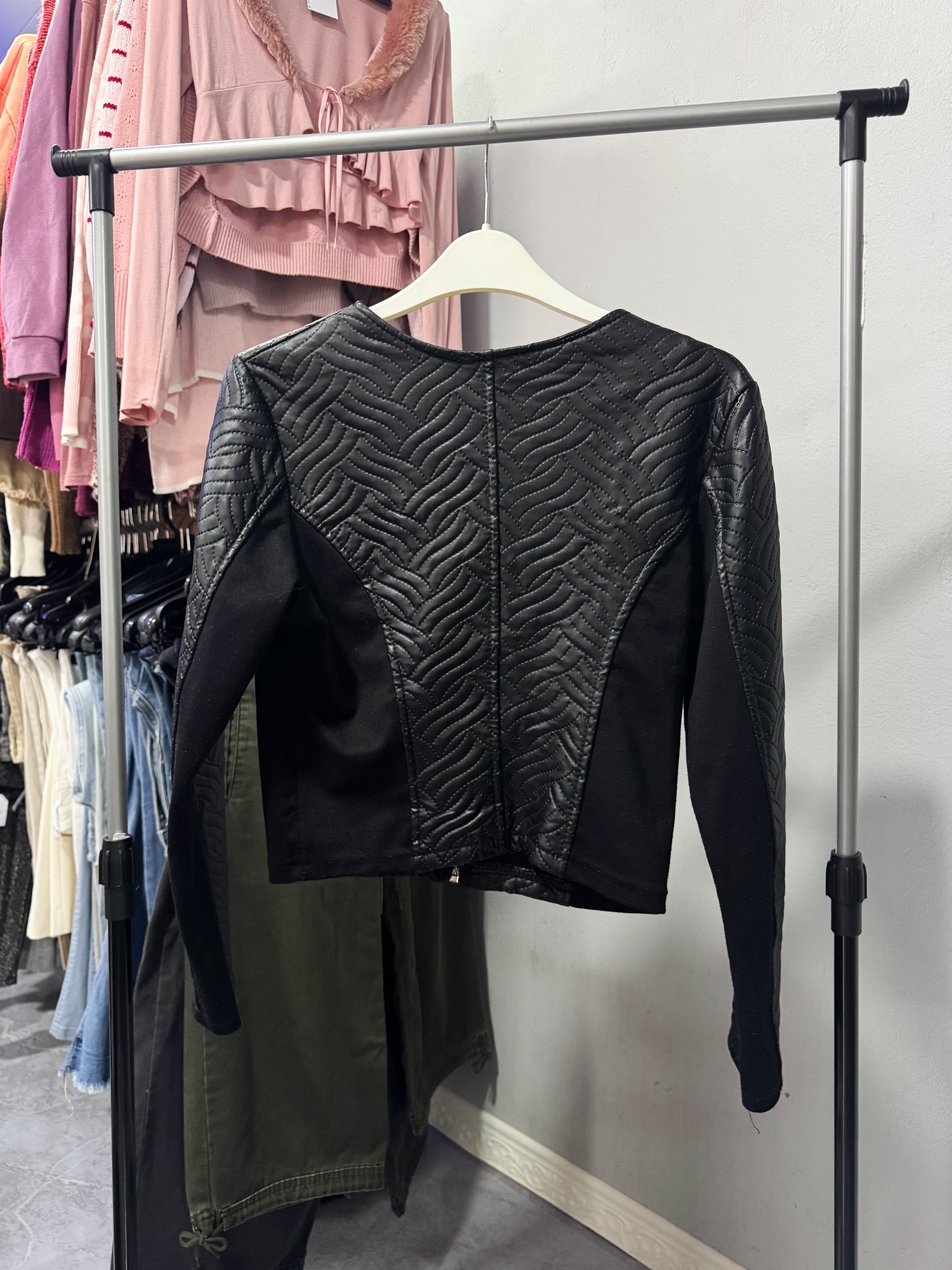 Chaqueta negra de eco cuero