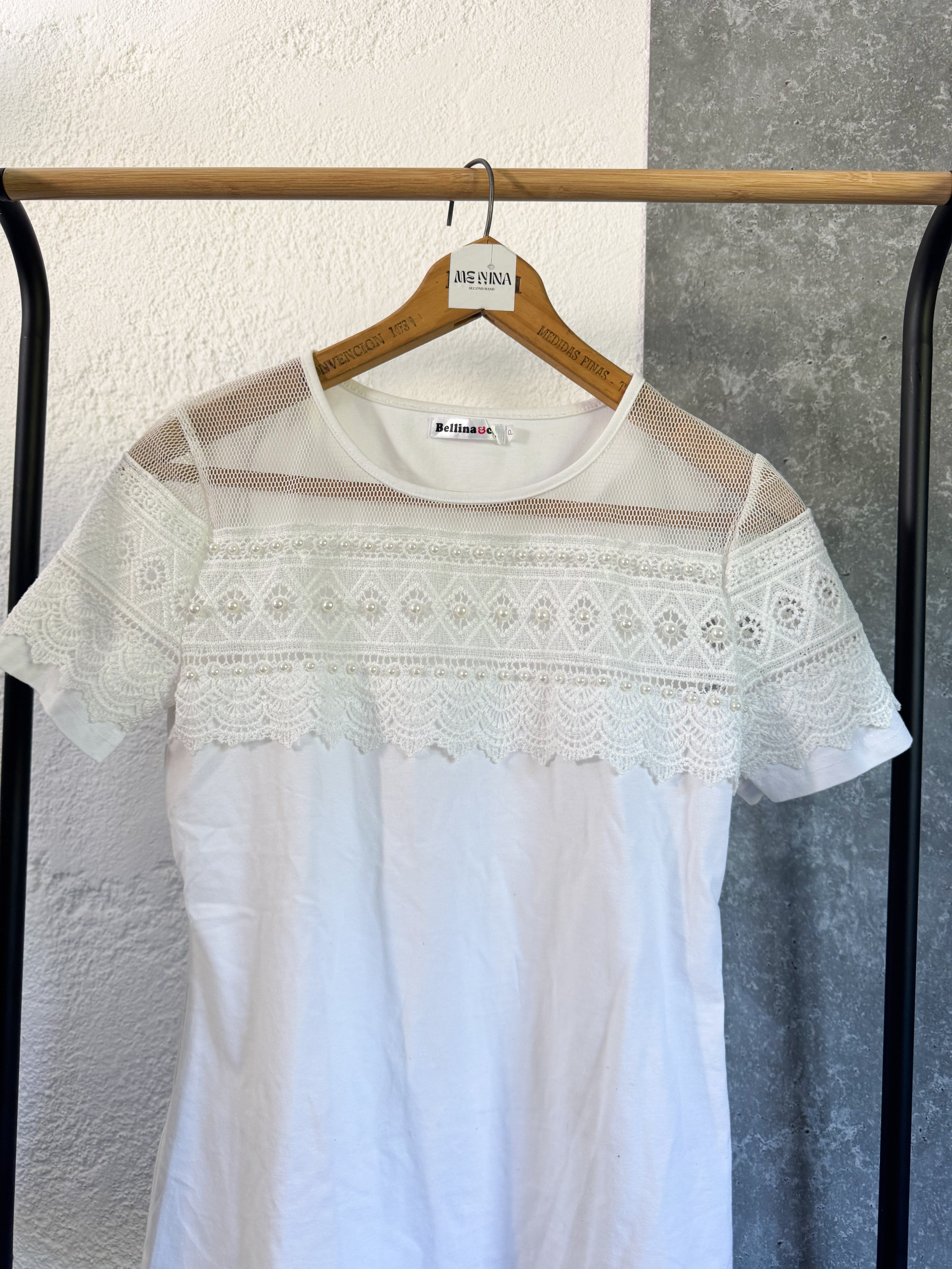 Remera blanca con perlas