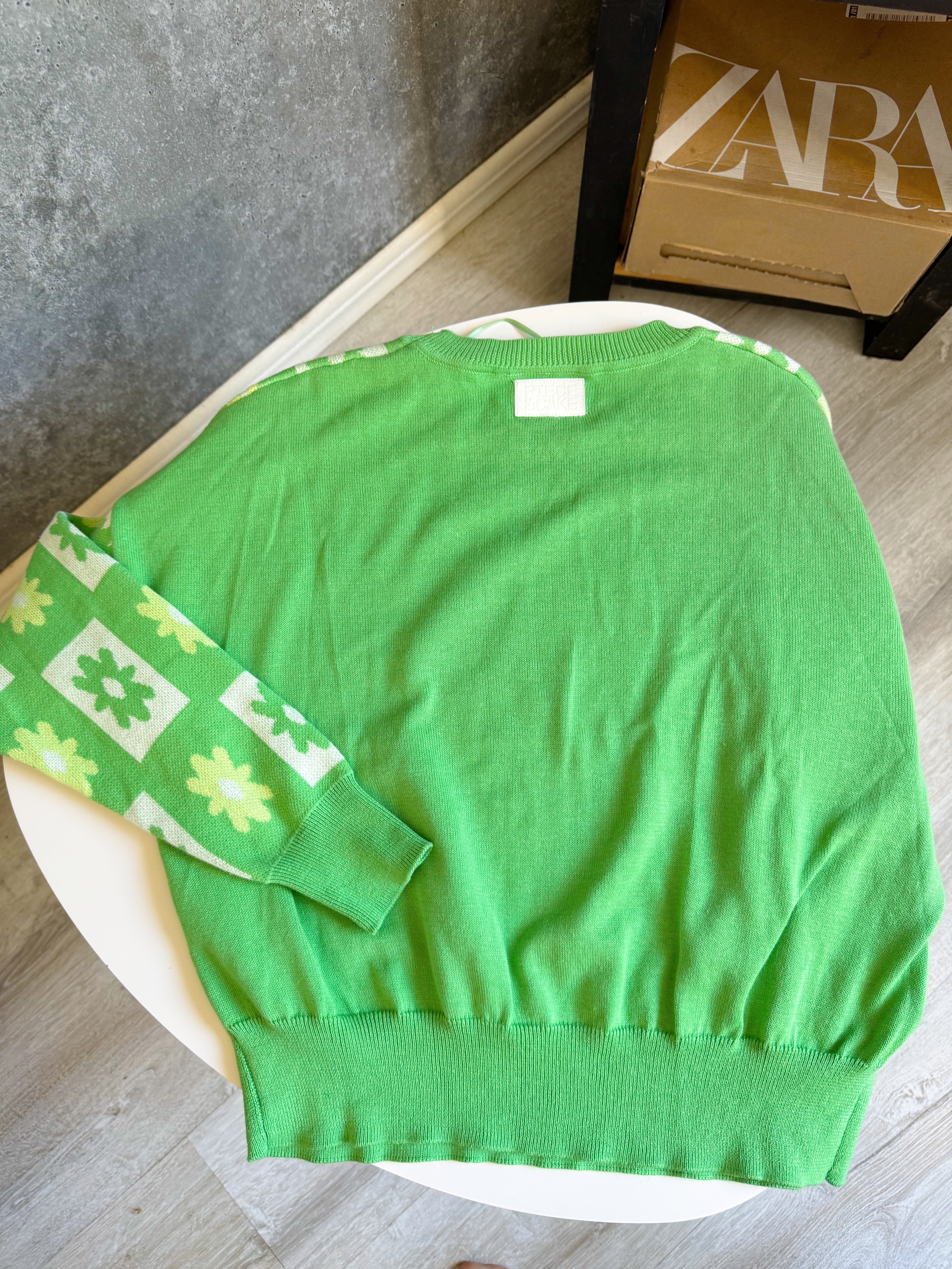 Buzo verde con flores de hilo