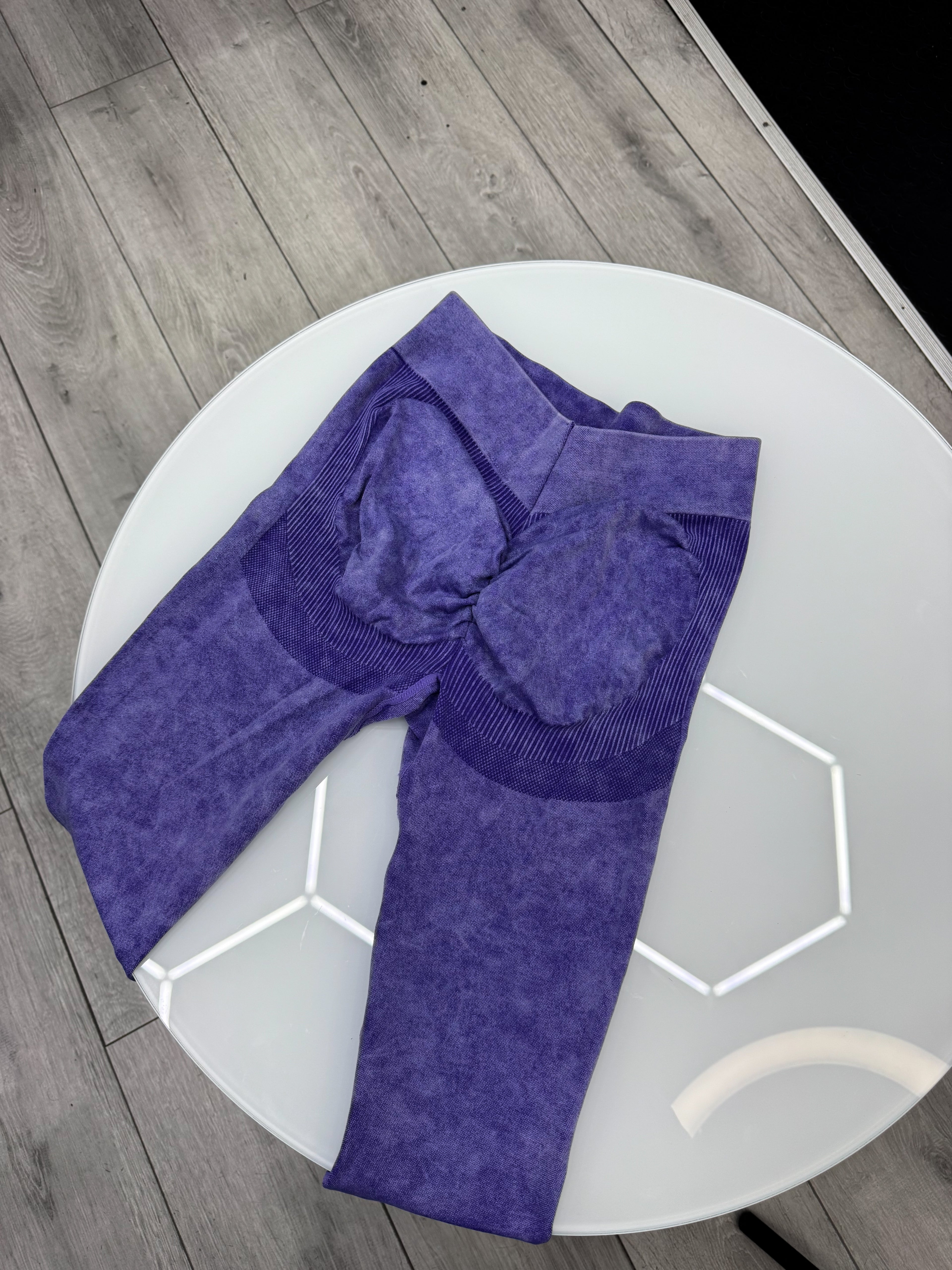 Calza violeta jaspeada levanta cola