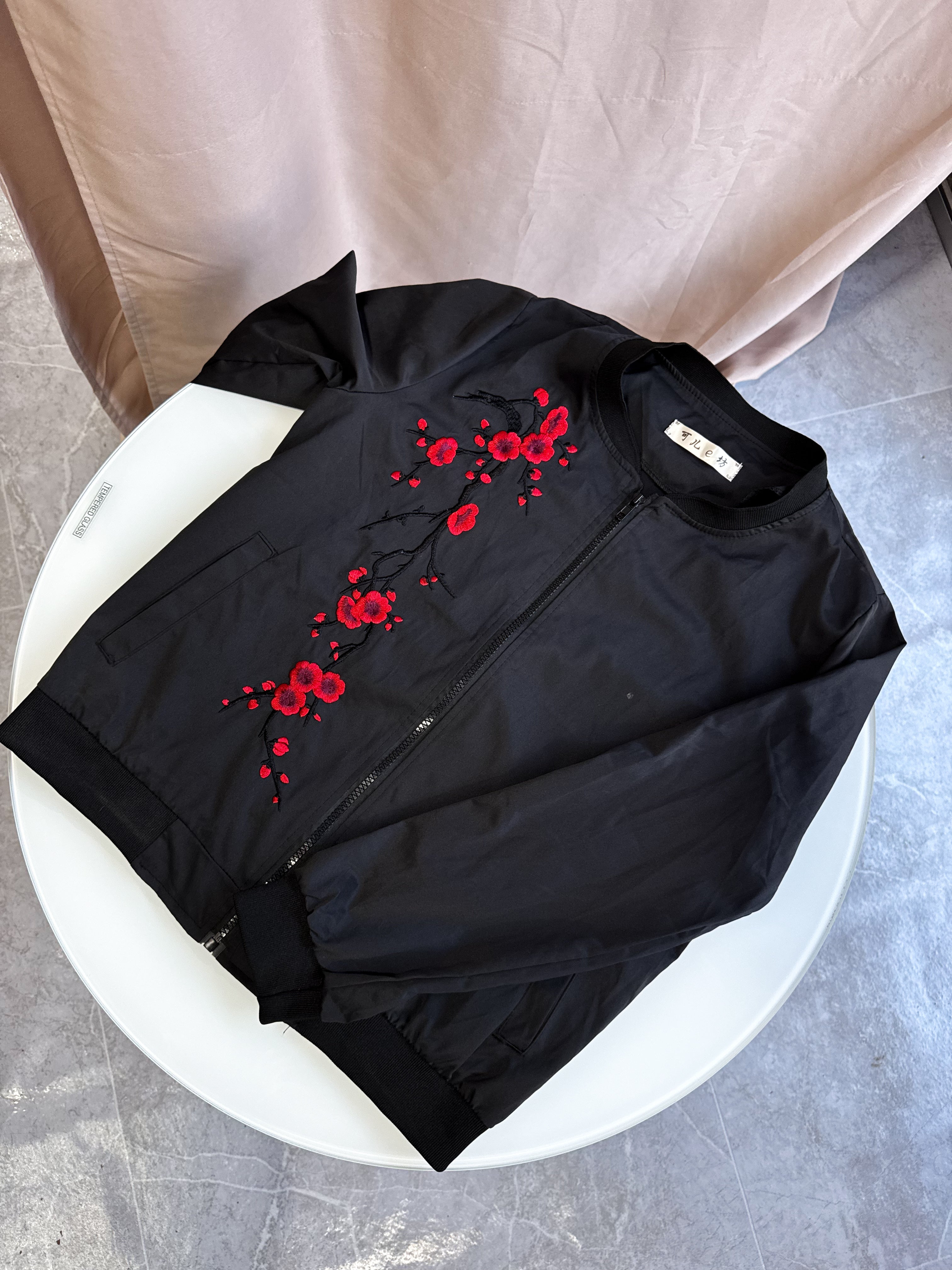 Campera Bomber negra con flores rojas