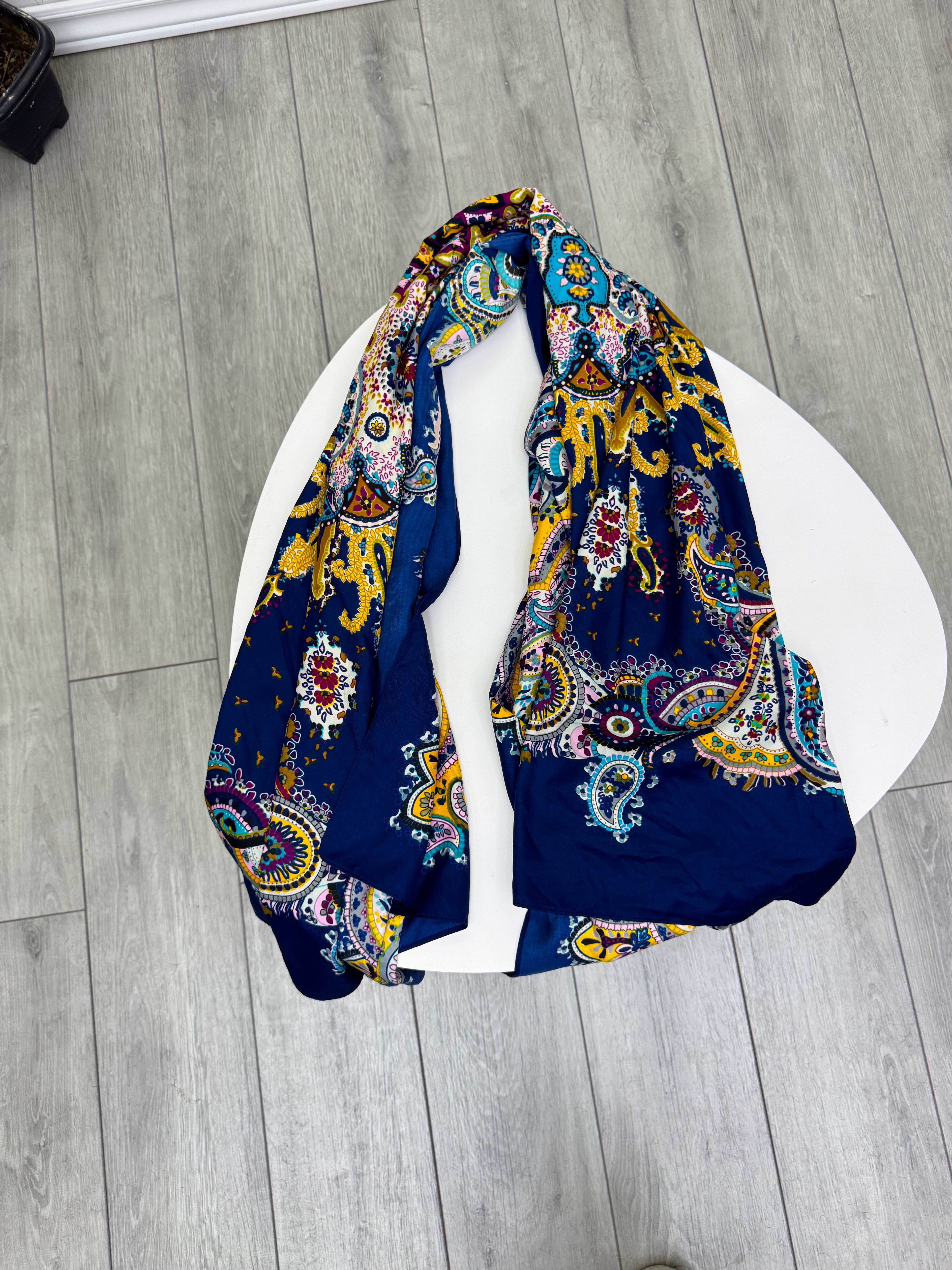 Chalina azul con colores