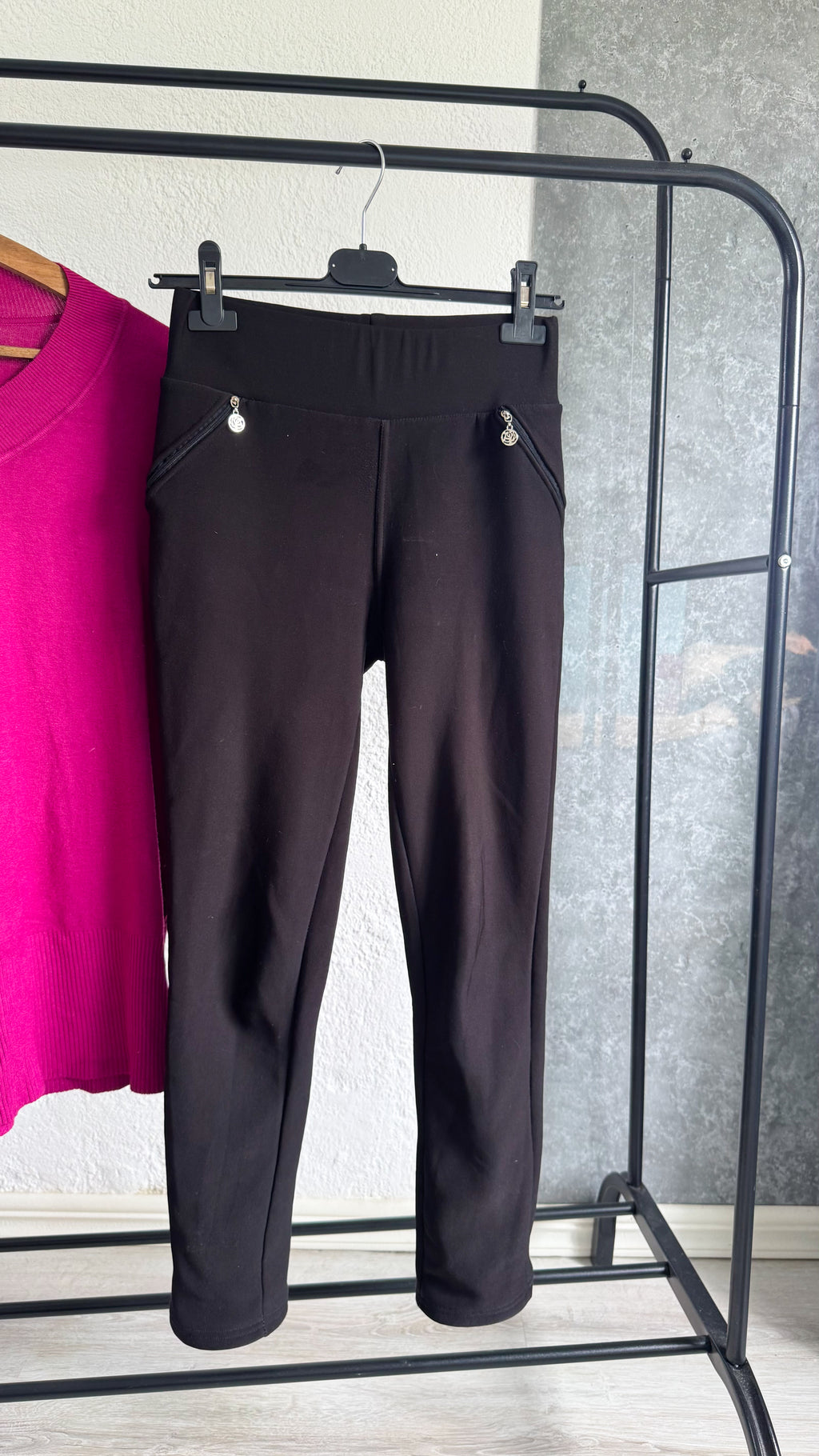 Pantalón negro con cierres delanteros