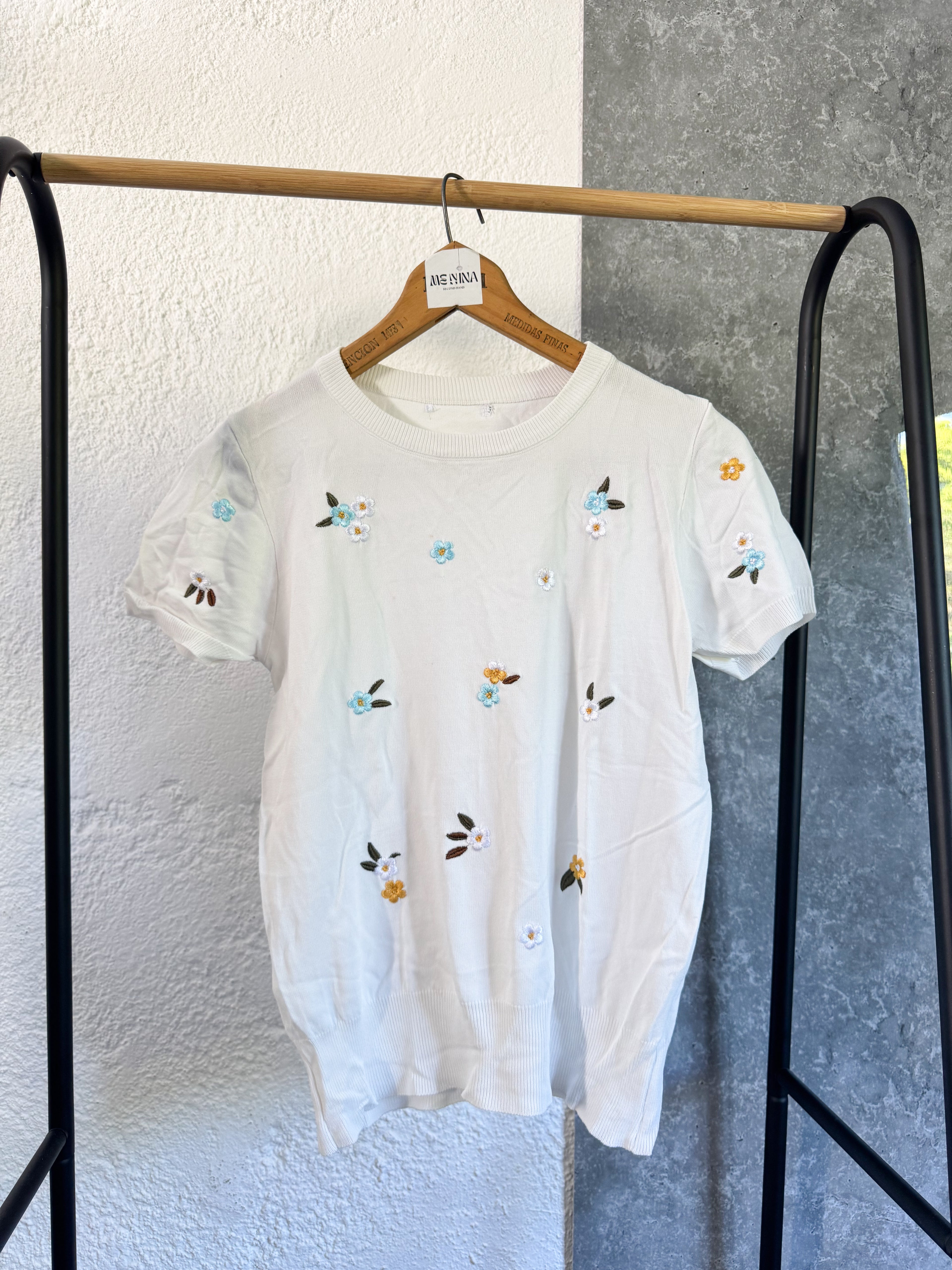 Remera blanca de hilo con flores bordadas