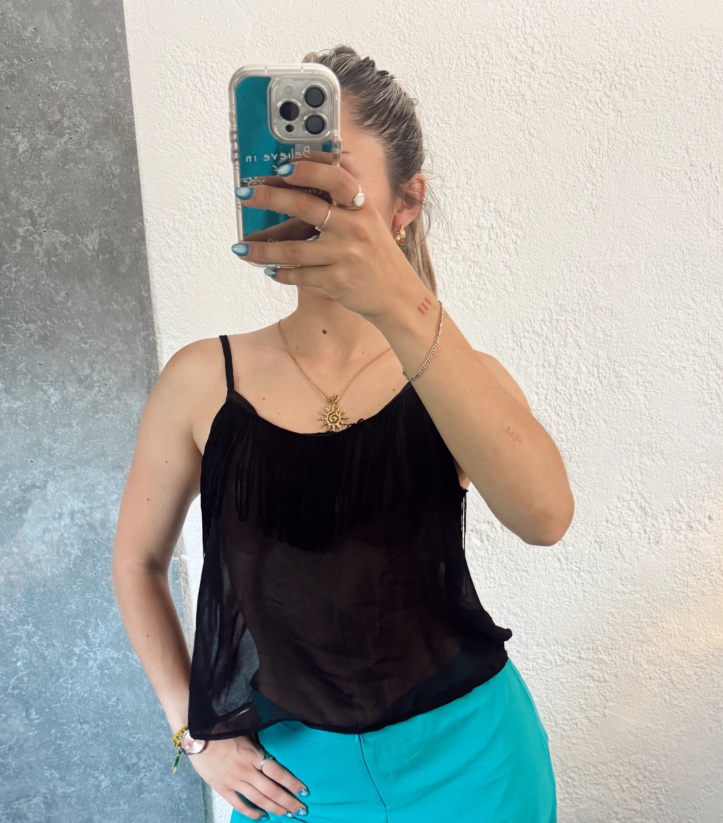 Musculosa negra de gasa y flecos arriba