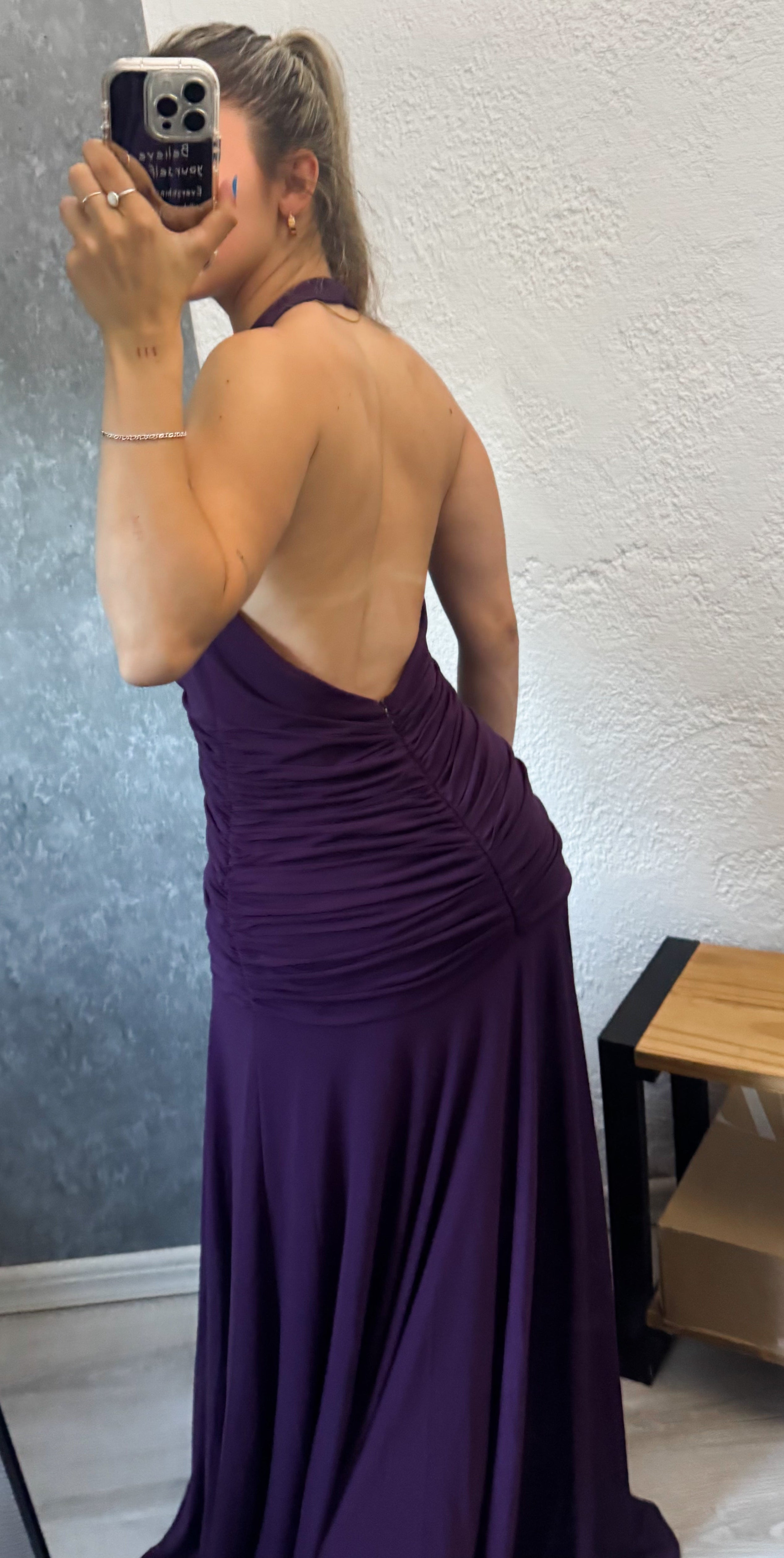 Vestido de fiesta violeta con frunce