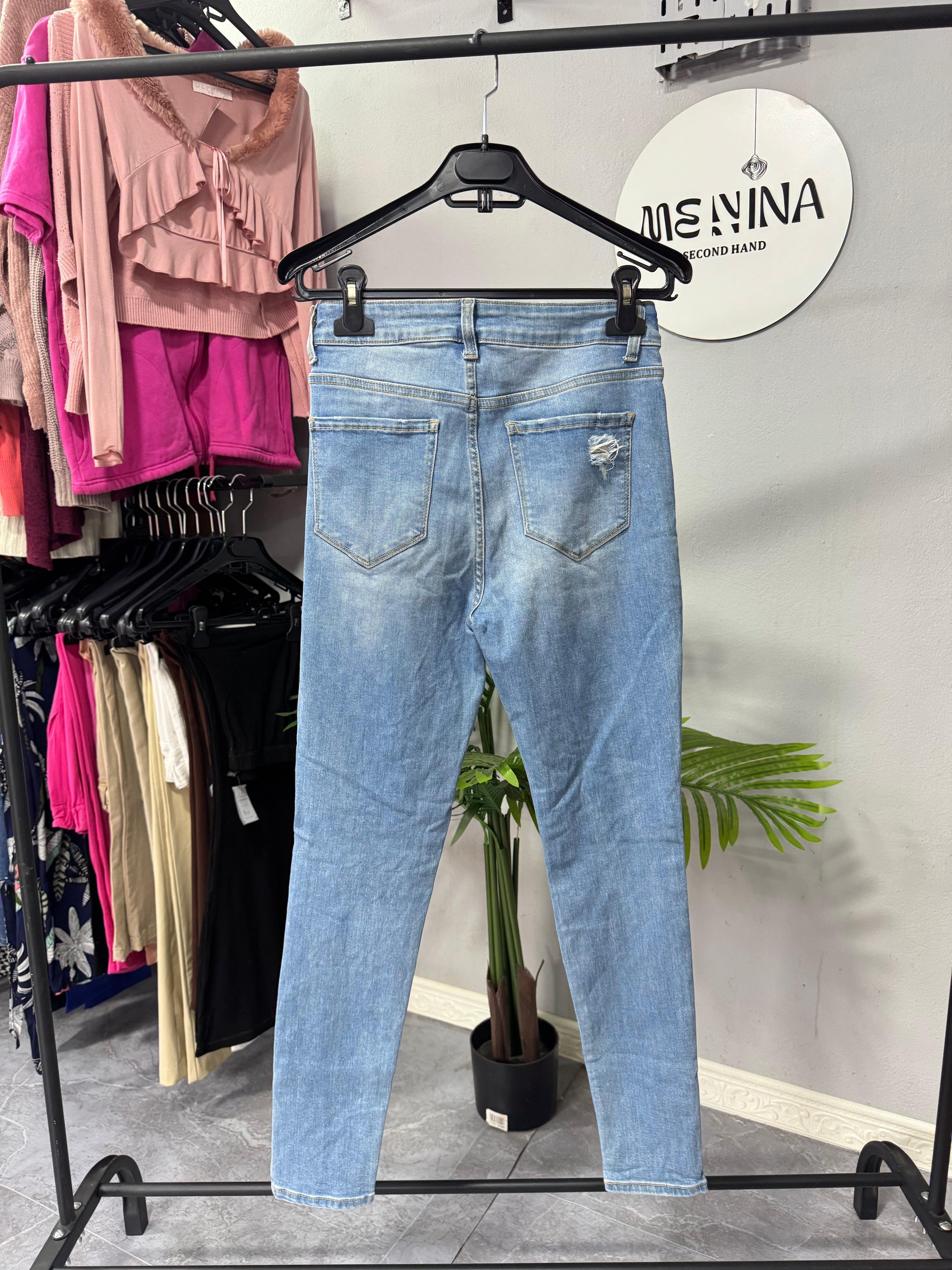 Jean con roturas al cuerpo