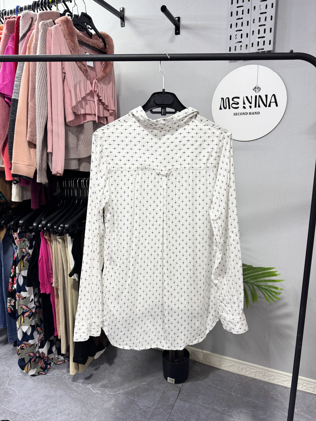 Camisa blanca con negro