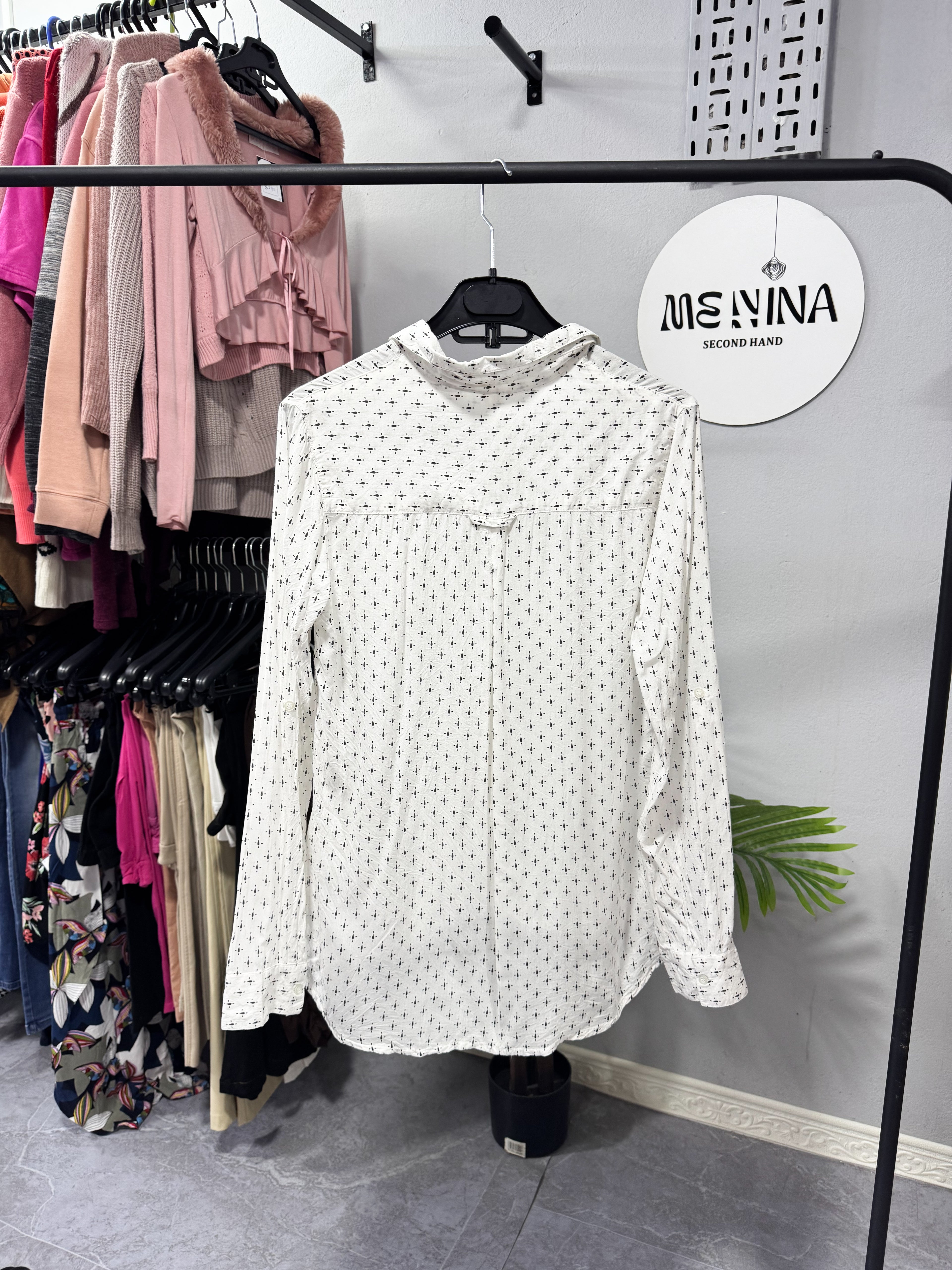 Camisa blanca con negro
