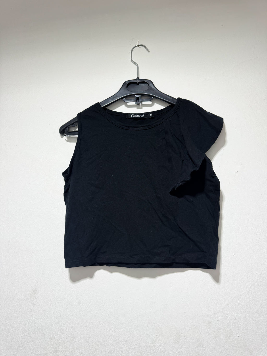 Remera negra con volados en 1 manga