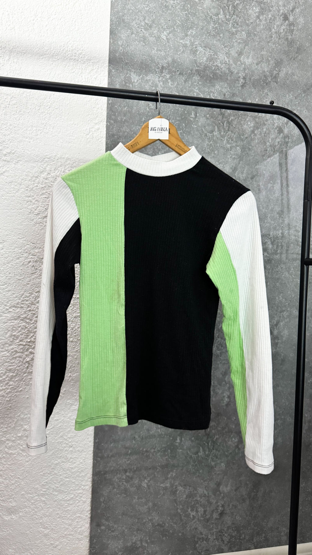 Remerita manga larga verde, blanco y negro